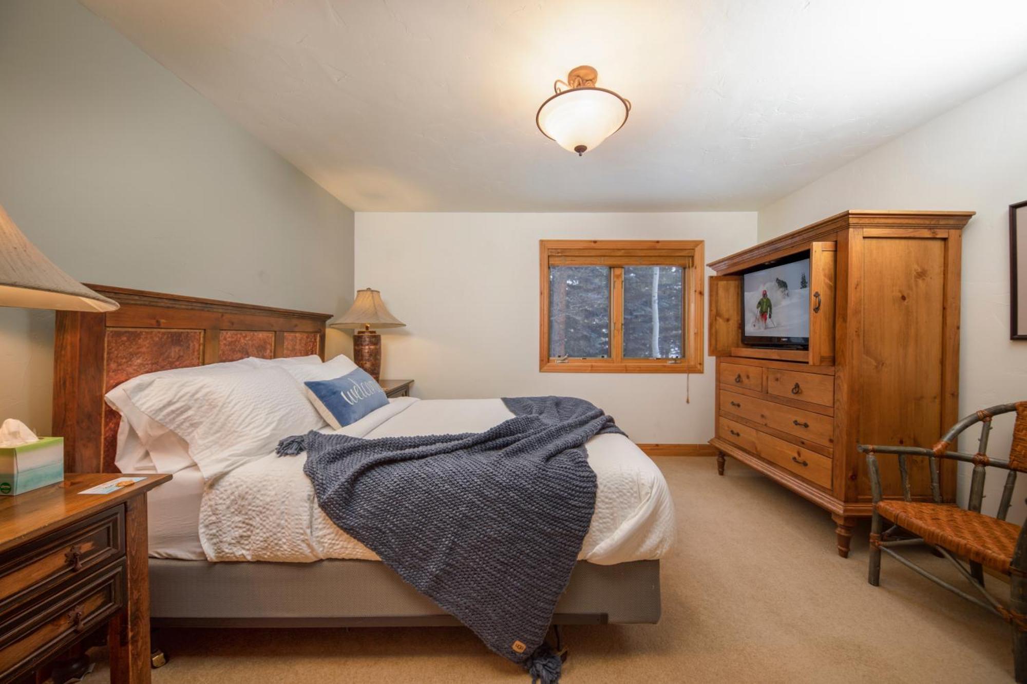 Walking Distance To Downtown Breck, Stunning Panorama, Hot Tub, Foosball, Arcade Machine!