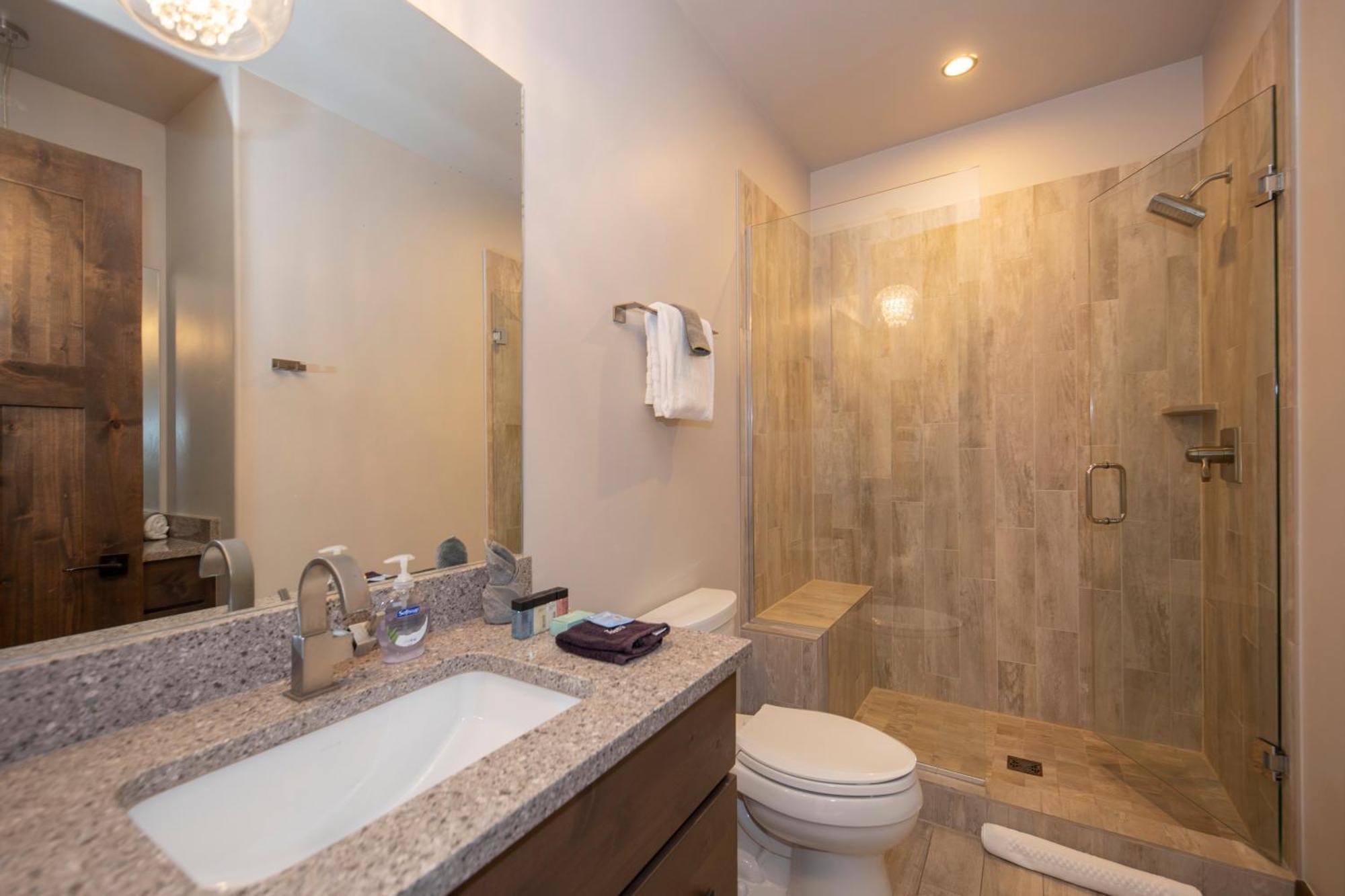 Casa de férias Gorgeous Modern Estate Private Shuttle! Hot Tub, Hiking Trail To Town, Fire Pit, Even A Sonic Ice Maker!! *