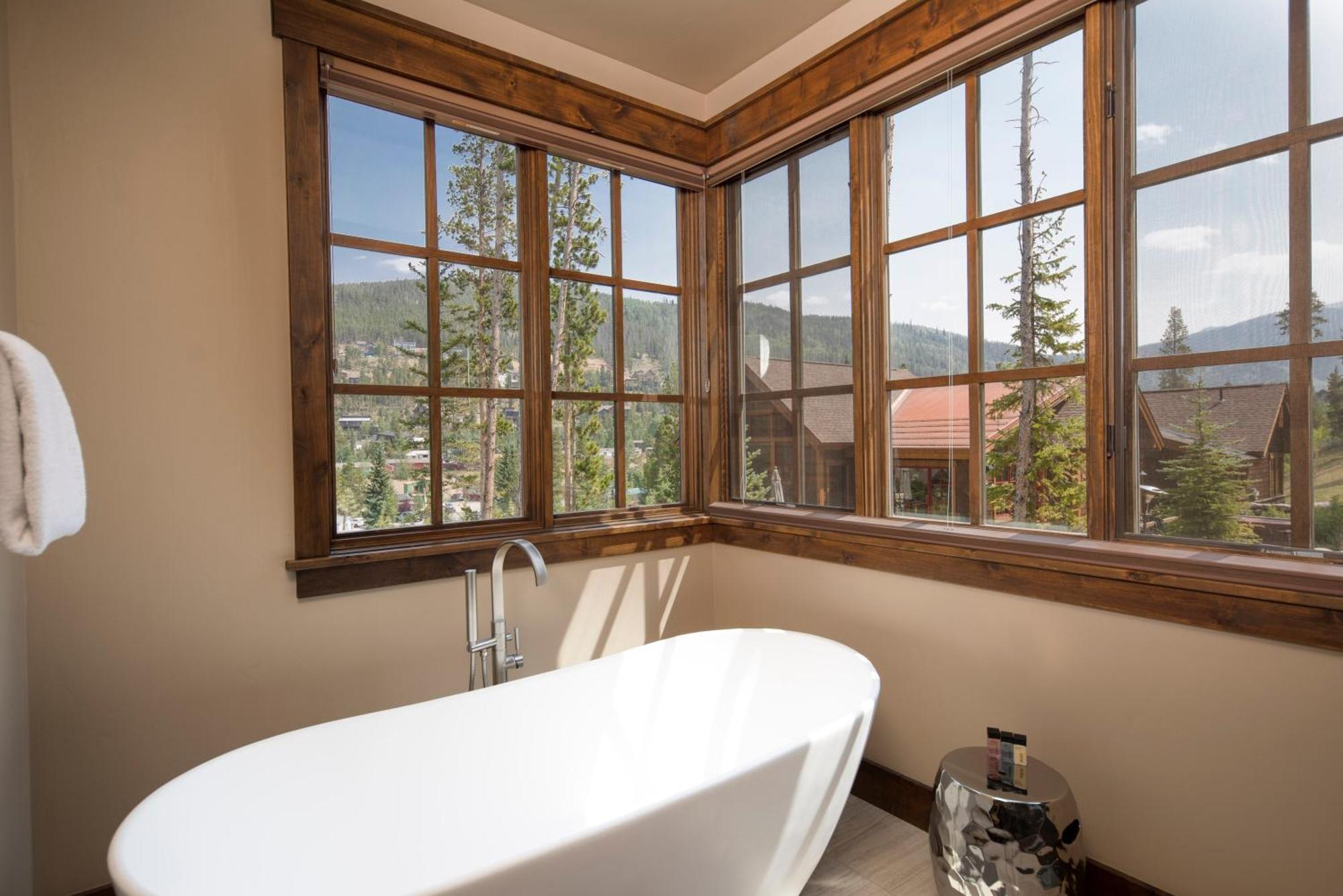 Gorgeous Modern Estate Private Shuttle! Hot Tub, Hiking Trail To Town, Fire Pit, Even A Sonic Ice Maker!! Breckenridge