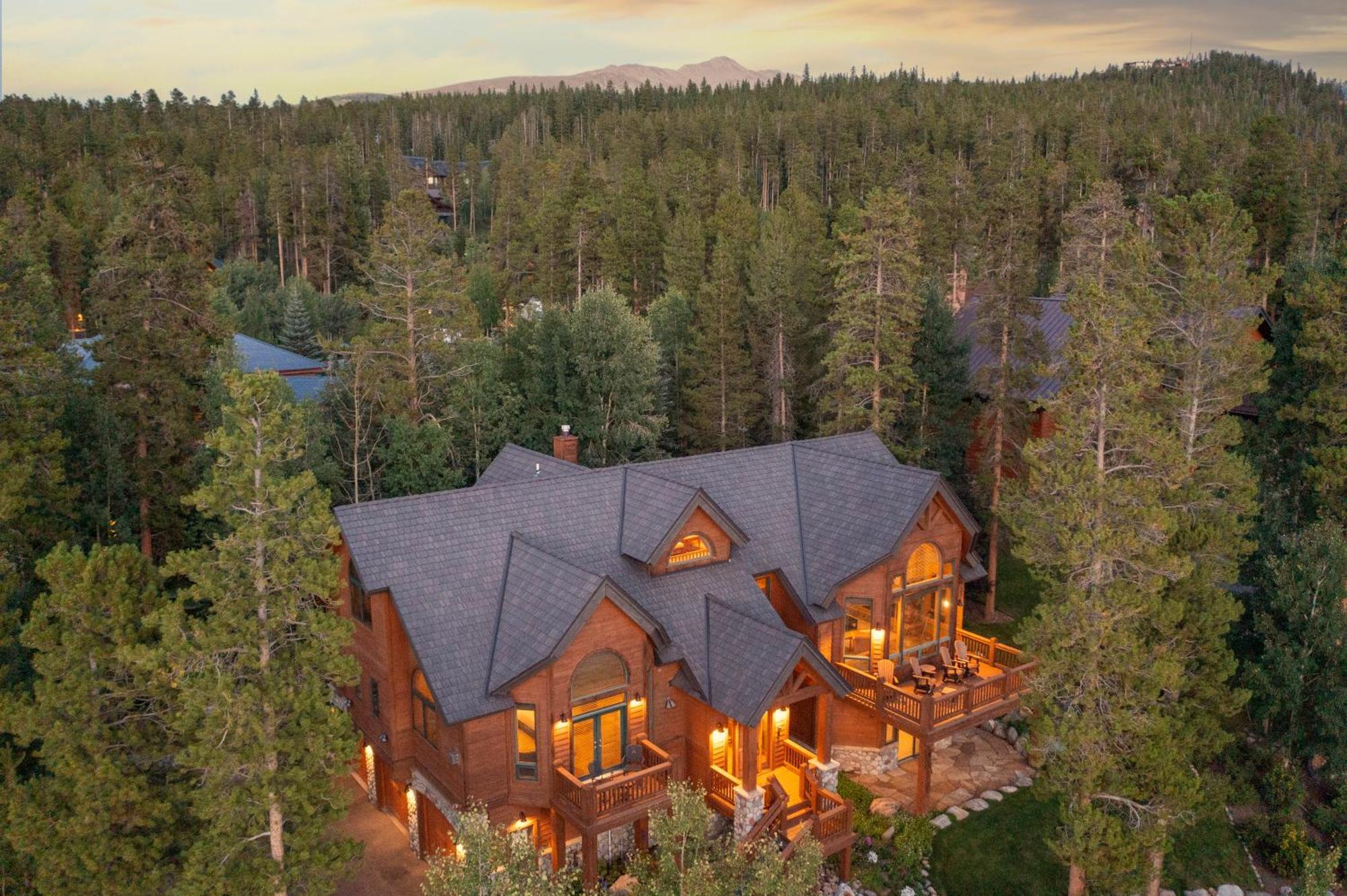 Walking Distance To Downtown Breck, Stunning Panorama, Hot Tub, Foosball, Arcade Machine! *