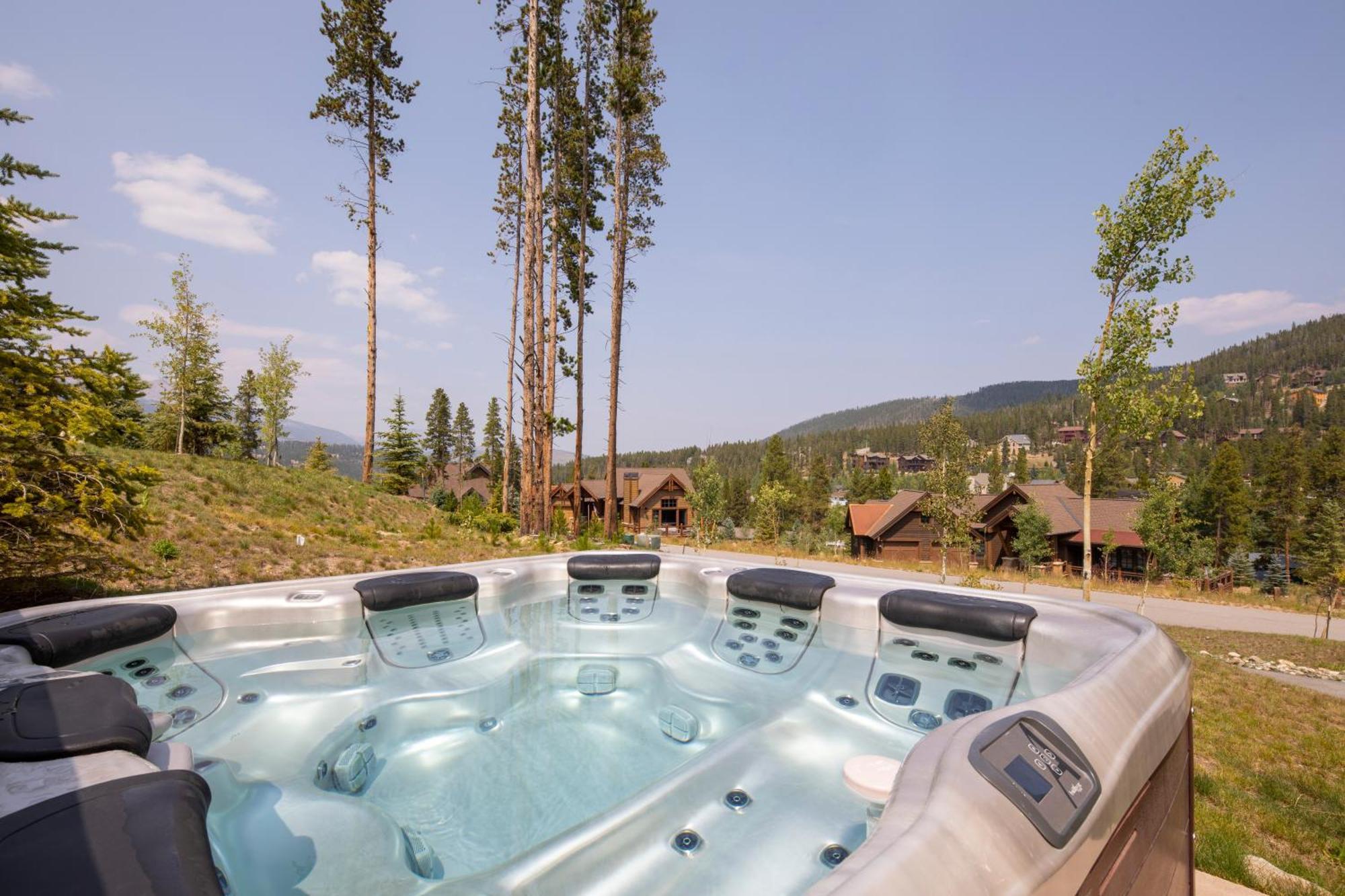 Gorgeous Modern Estate Private Shuttle! Hot Tub, Hiking Trail To Town, Fire Pit, Even A Sonic Ice Maker!! * Breckenridge