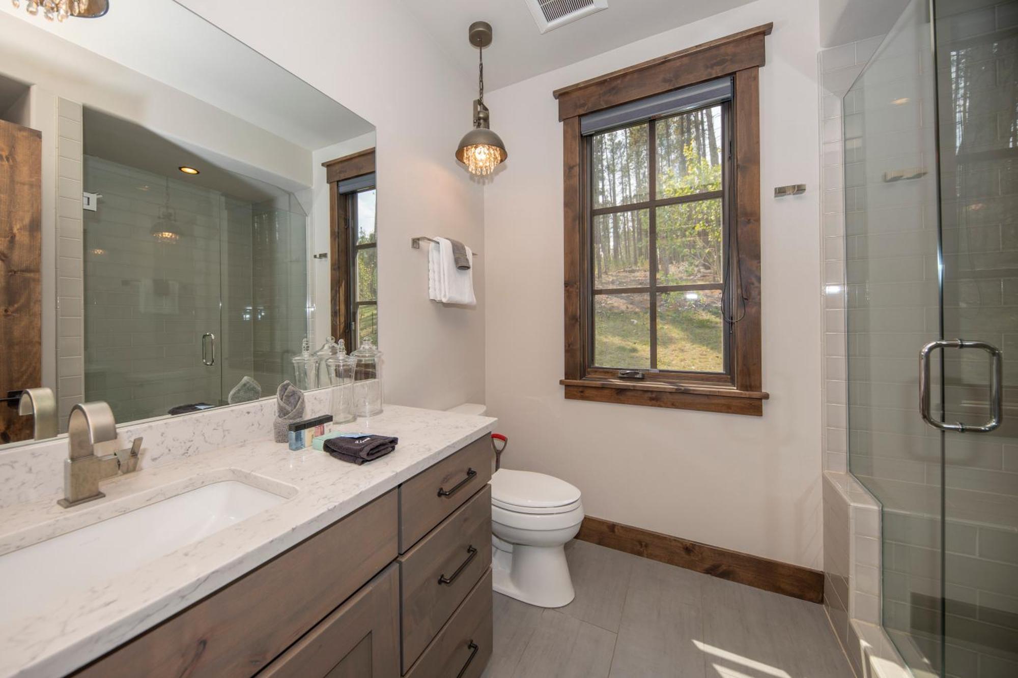 Gorgeous Modern Estate Private Shuttle! Hot Tub, Hiking Trail To Town, Fire Pit, Even A Sonic Ice Maker!! Casa de férias