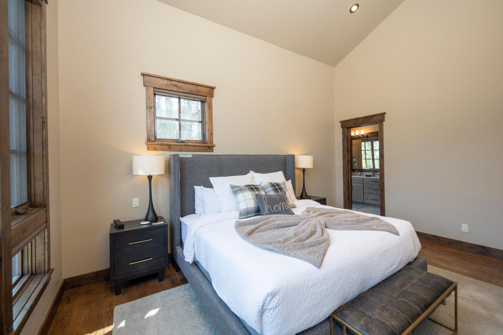 Gorgeous Modern Estate Private Shuttle! Hot Tub, Hiking Trail To Town, Fire Pit, Even A Sonic Ice Maker!! Breckenridge