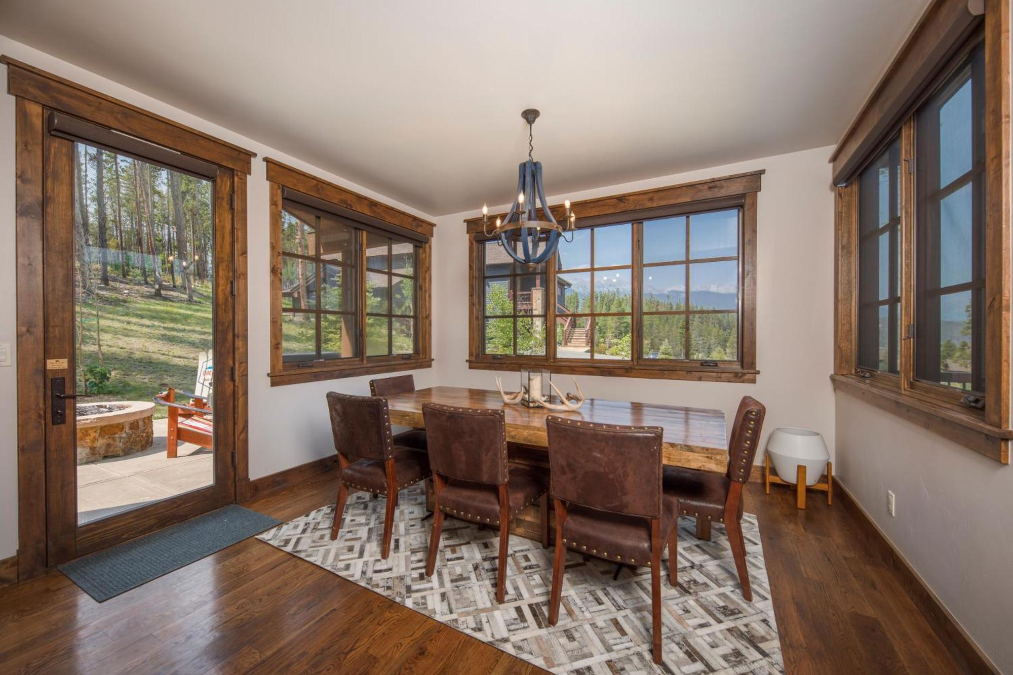 Casa de férias Gorgeous Modern Estate Private Shuttle! Hot Tub, Hiking Trail To Town, Fire Pit, Even A Sonic Ice Maker!! *