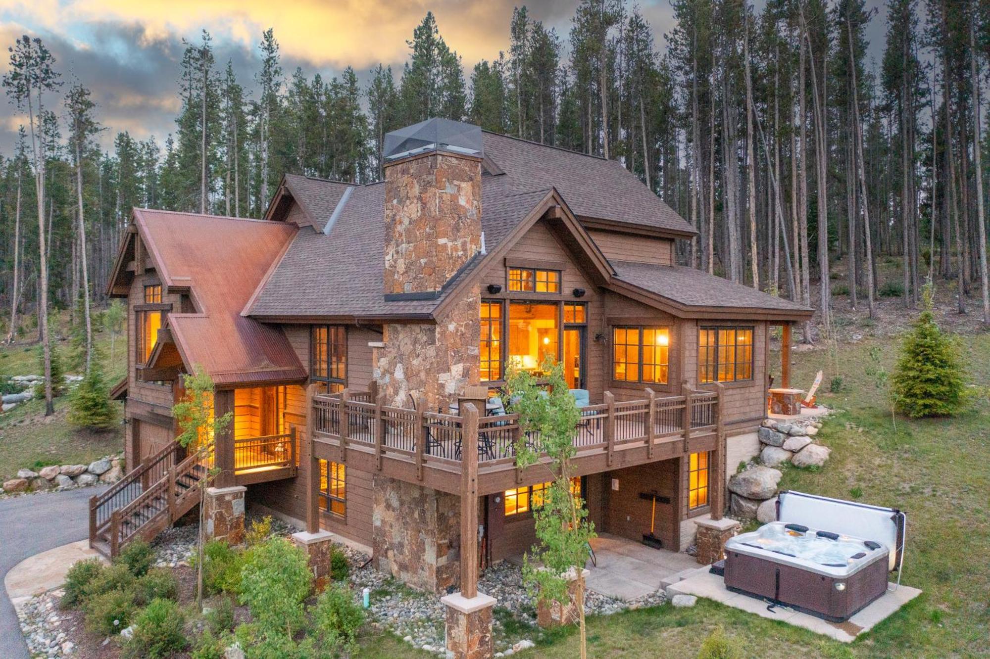 Gorgeous Modern Estate Private Shuttle! Hot Tub, Hiking Trail To Town, Fire Pit, Even A Sonic Ice Maker!! Breckenridge