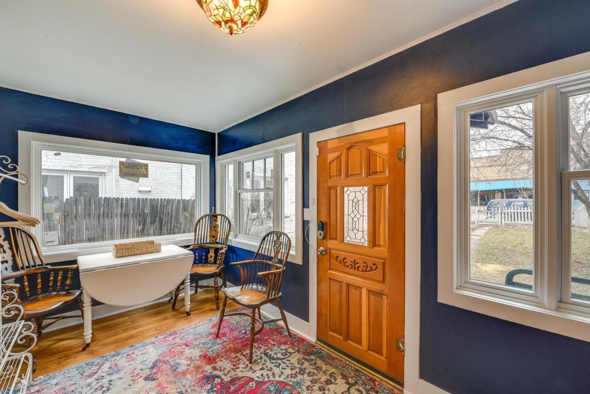 Downtown With Fireplace And Yard! Holiday home