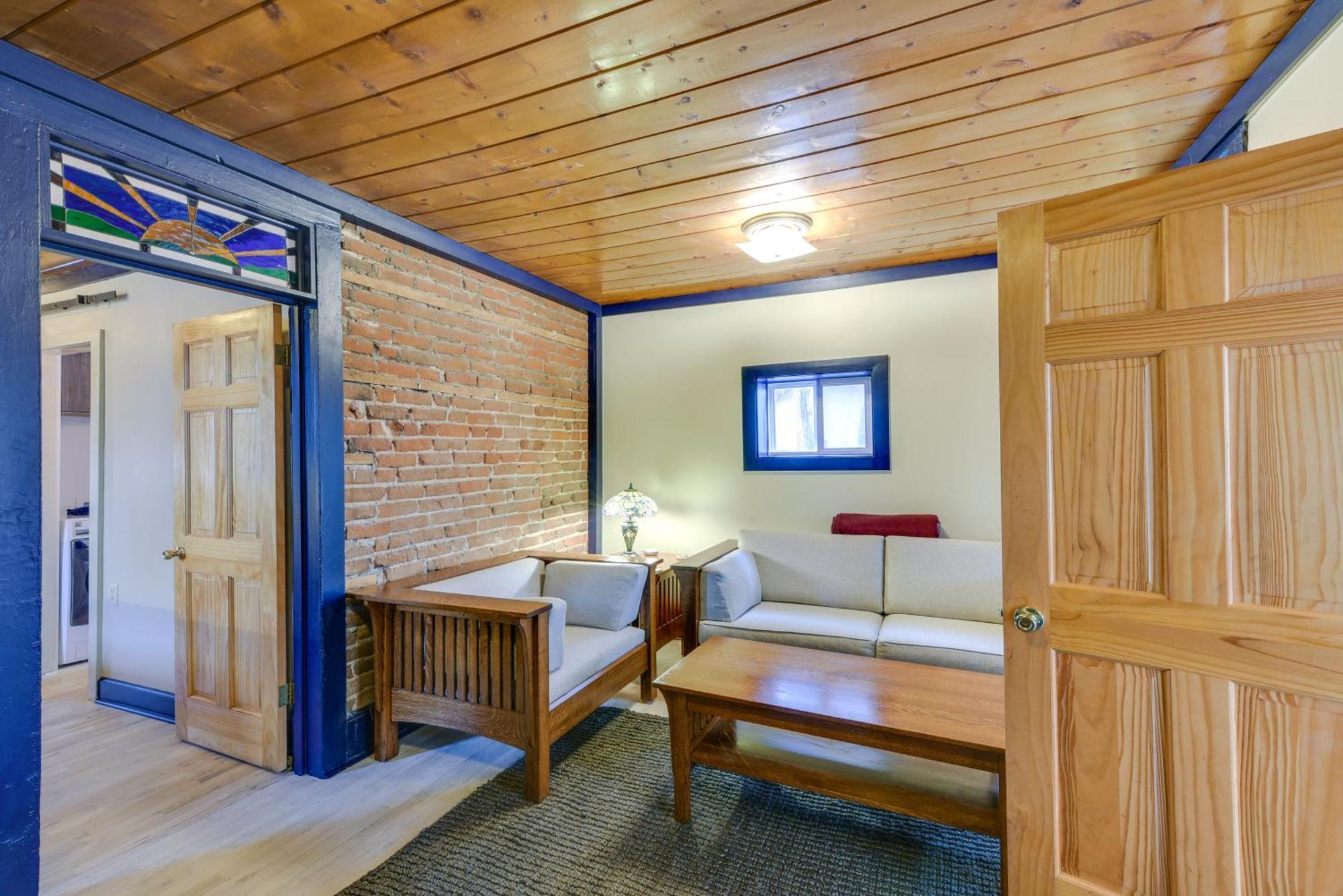 Downtown With Fireplace And Yard! Holiday home Salida