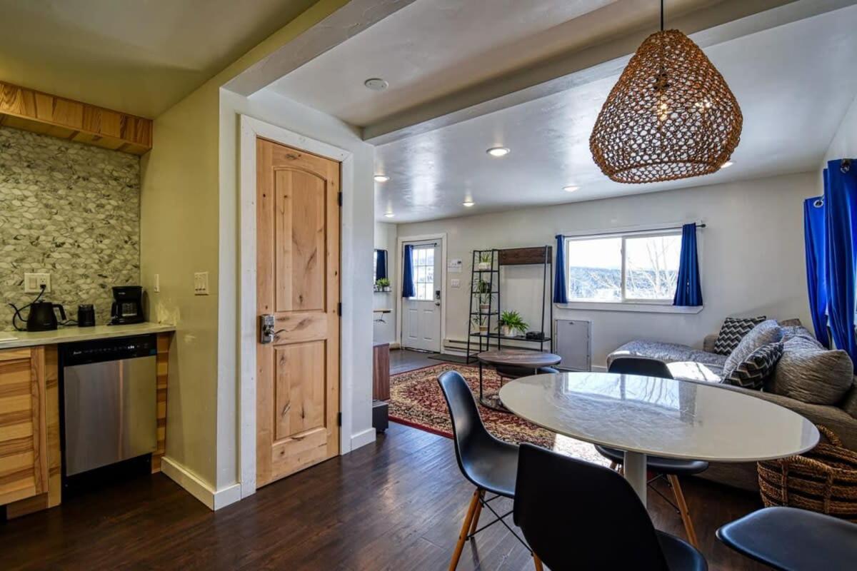 The Hilltop Haven 2bd And Pet Friendly *