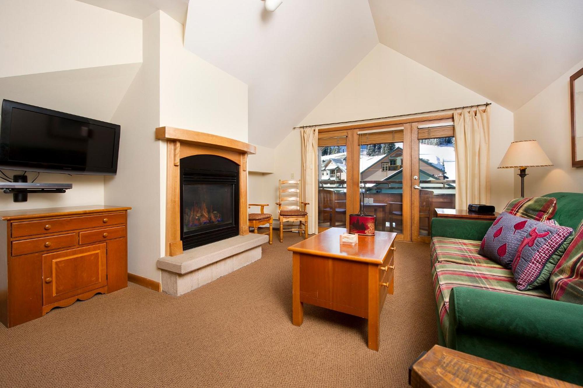 Lodge Zephyr Mountain
