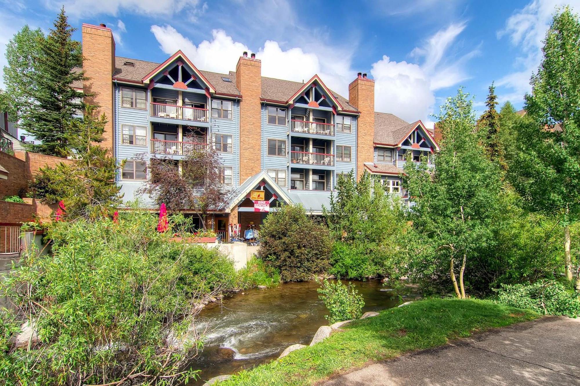 Blue River Escapade Hotel