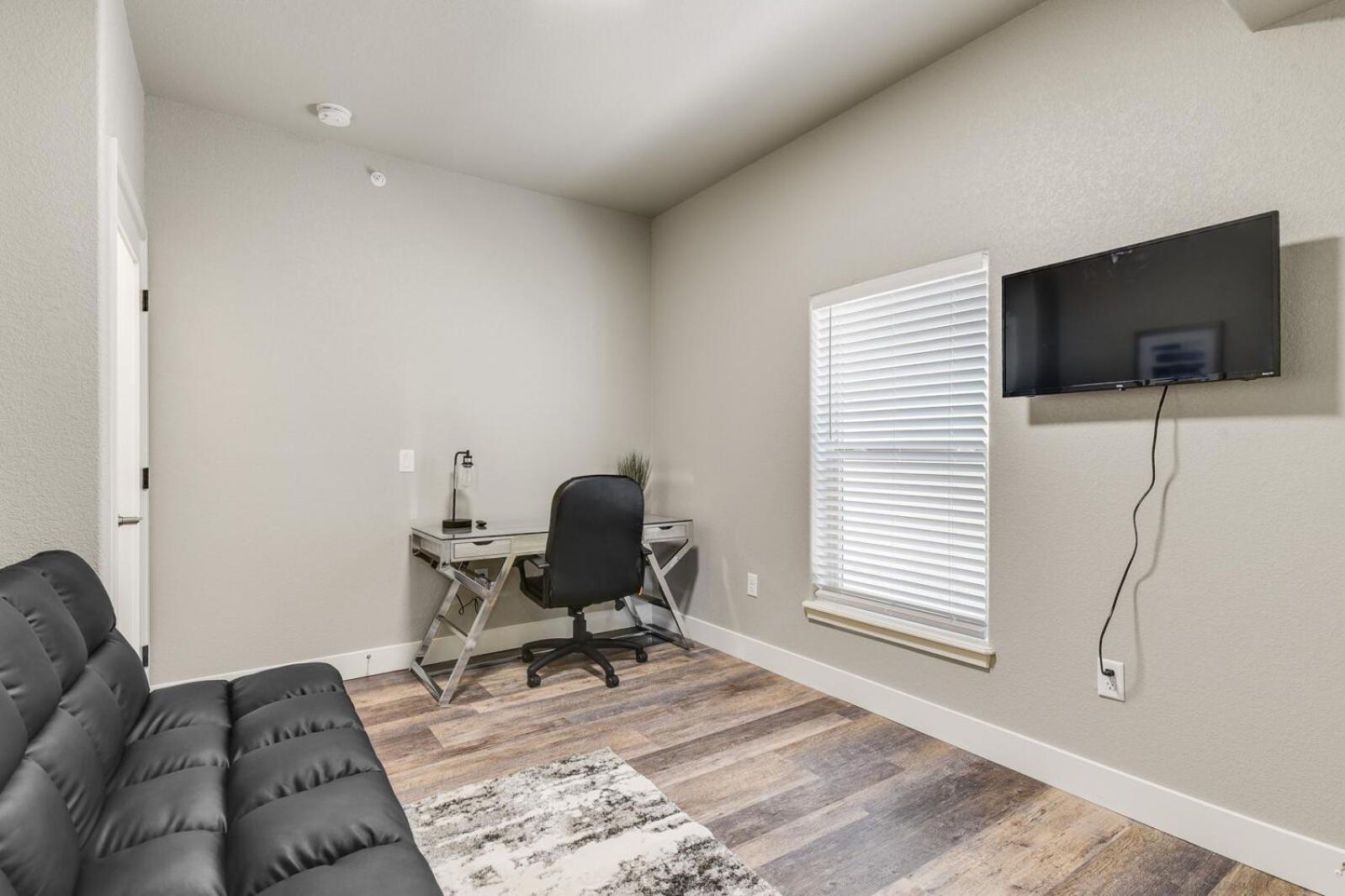 New Upper Condo-covered Deck-pet Friendly