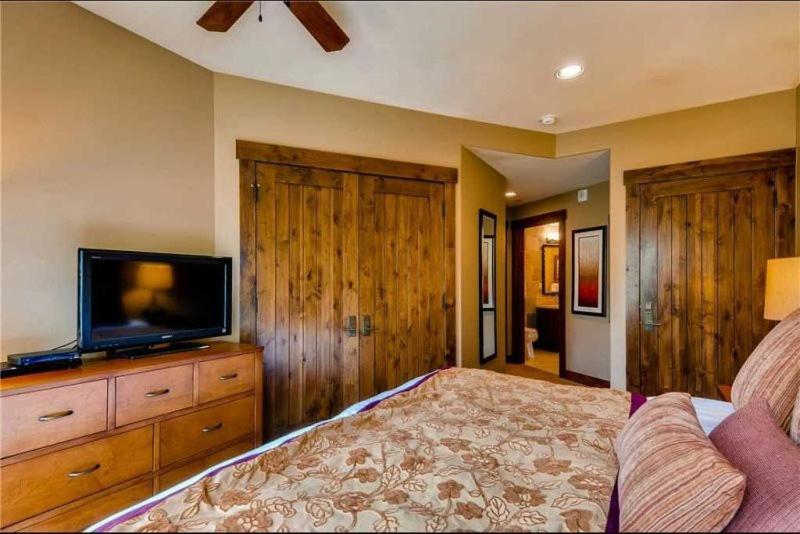 Mountain View Haven: Luxury 2br Steps From Main Street Apartment