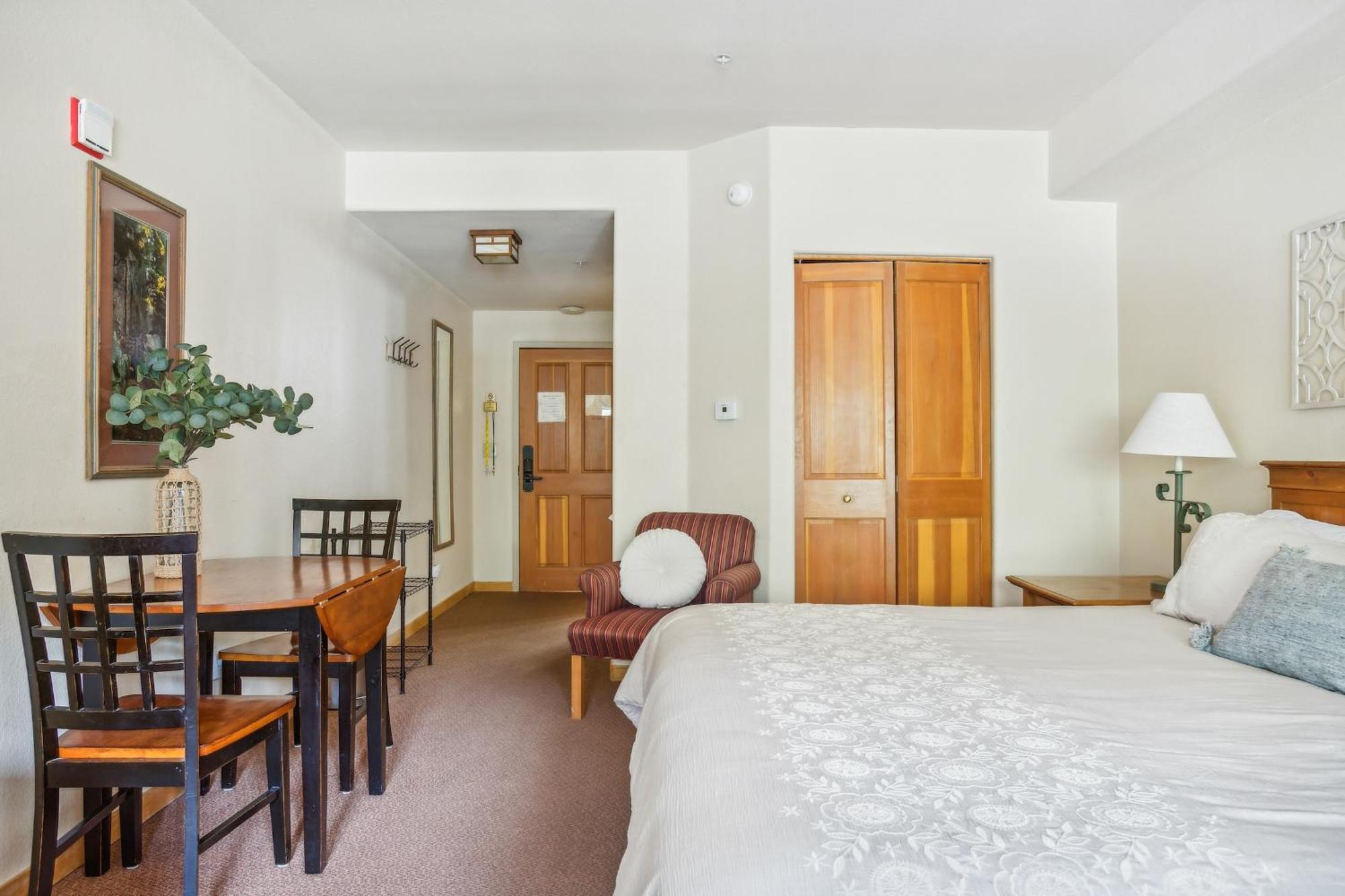Apartment Cozy Ski-in Ski-out With Heated Pool