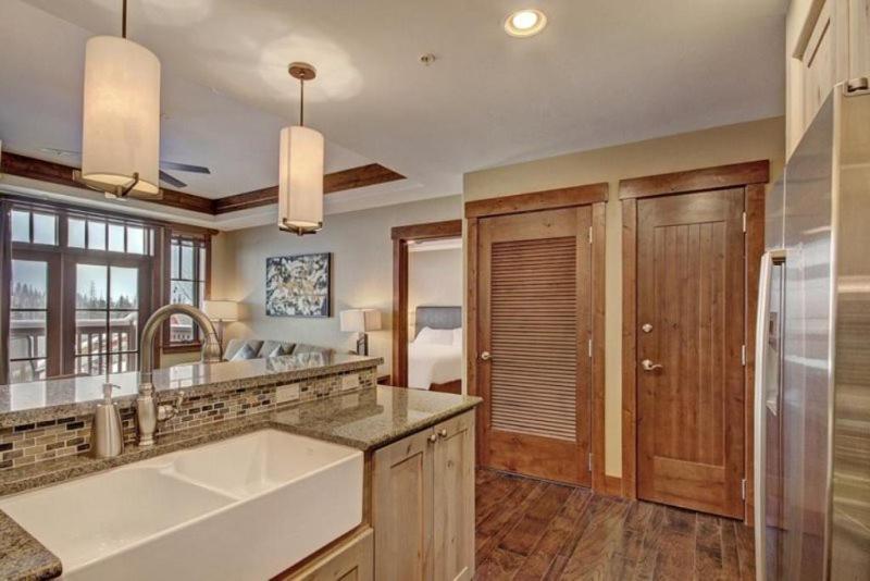 One Hill Luxury Residence: Ski-in/ski-out With On-site Bowling Apartment