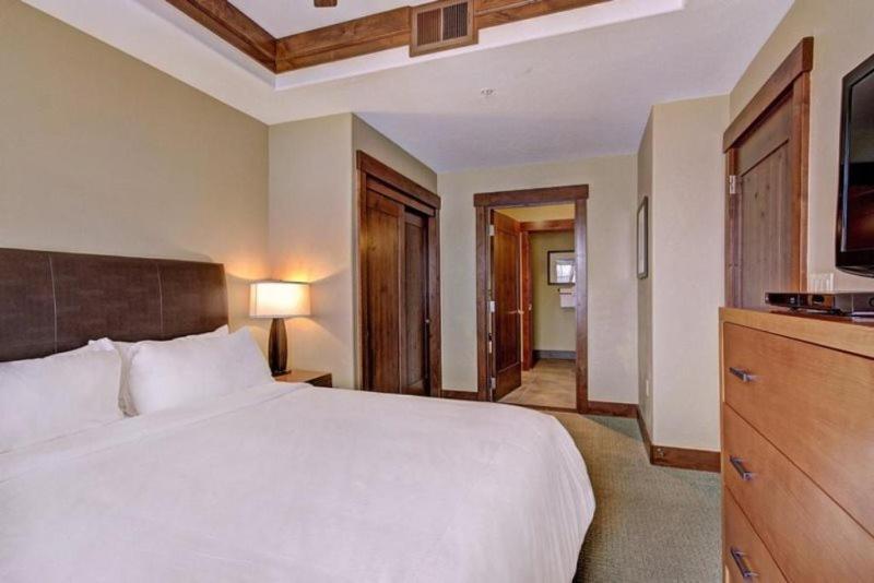 One Hill Luxury Residence: Ski-in/ski-out With On-site Bowling Apartment *