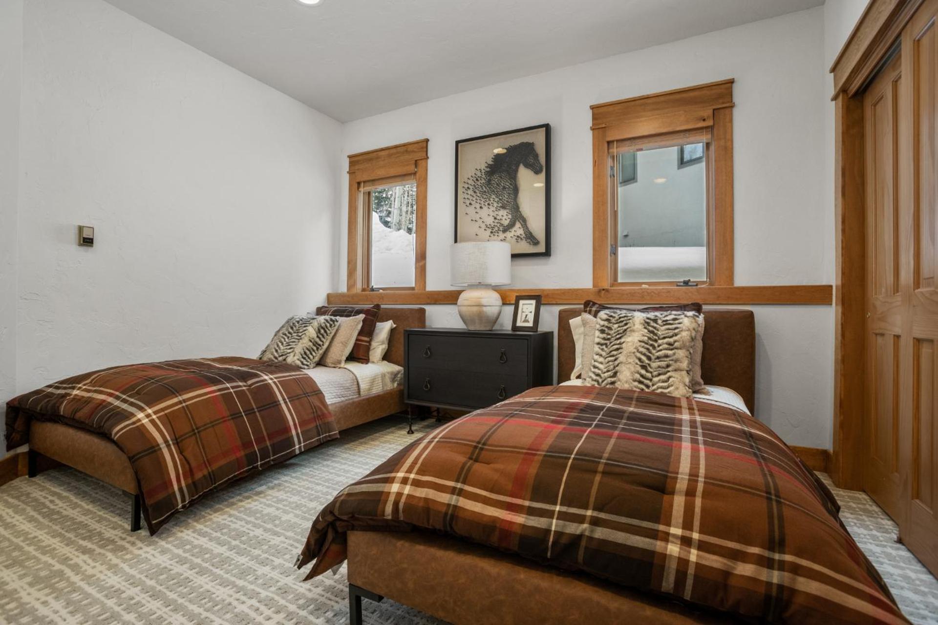 Air Conditioning & Heated Garage, Walking Distance To Steamboat Resort, Single Family Holiday home *