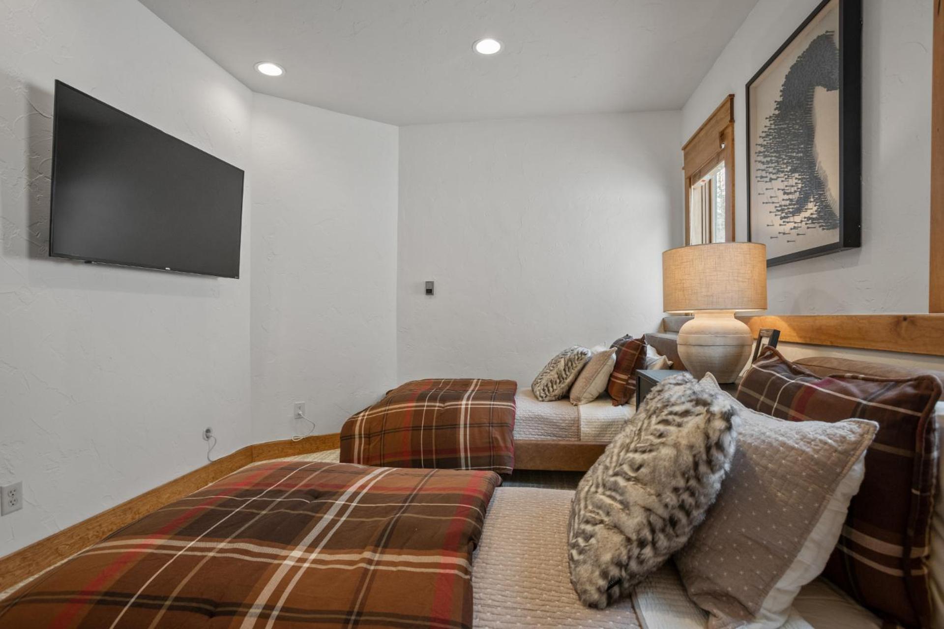 Air Conditioning & Heated Garage, Walking Distance To Steamboat Resort, Single Family Holiday home