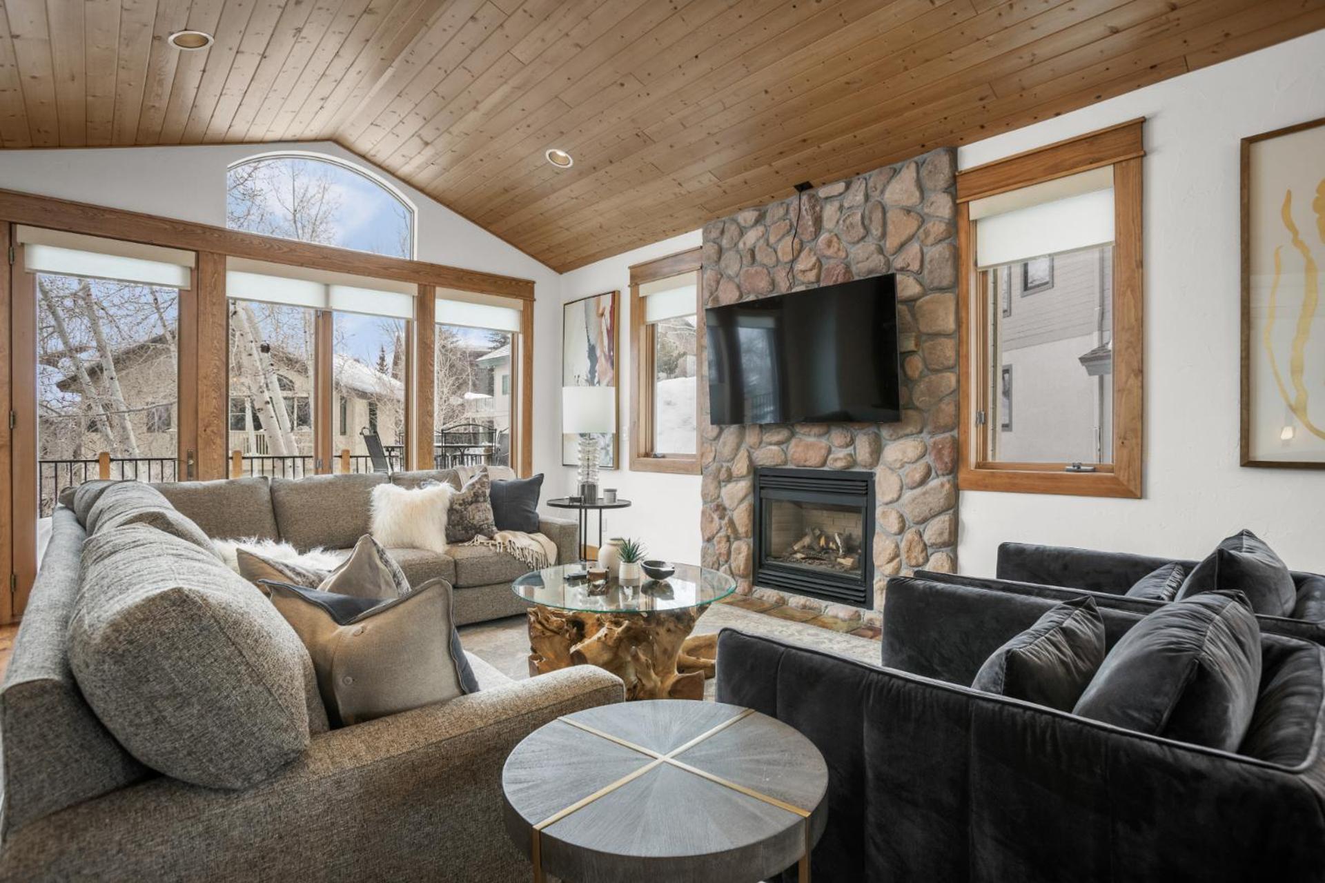 Air Conditioning & Heated Garage, Walking Distance To Steamboat Resort, Single Family Steamboat Springs