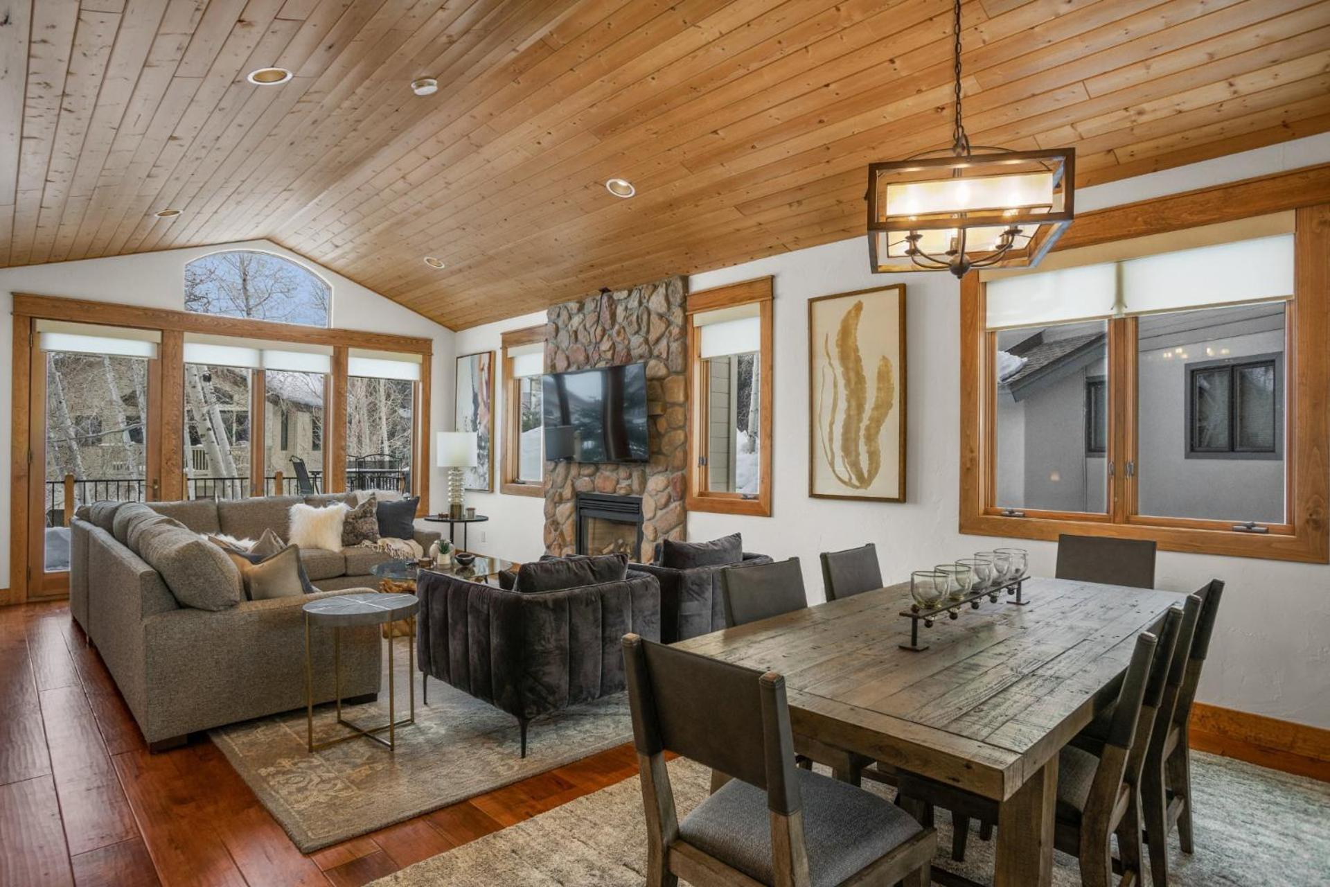 Air Conditioning & Heated Garage, Walking Distance To Steamboat Resort, Single Family Holiday home