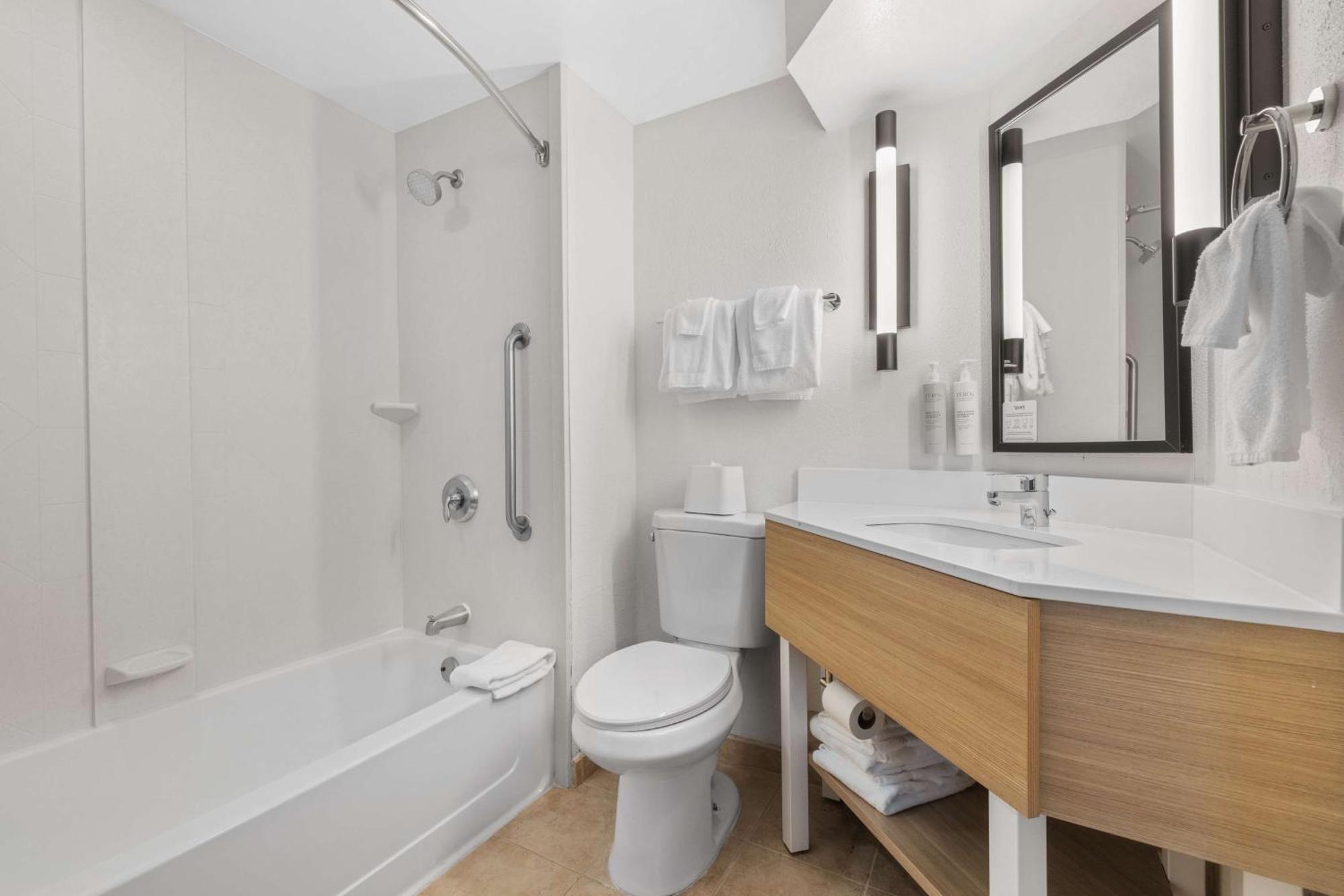 Spark By Hilton I 25 Central 3*