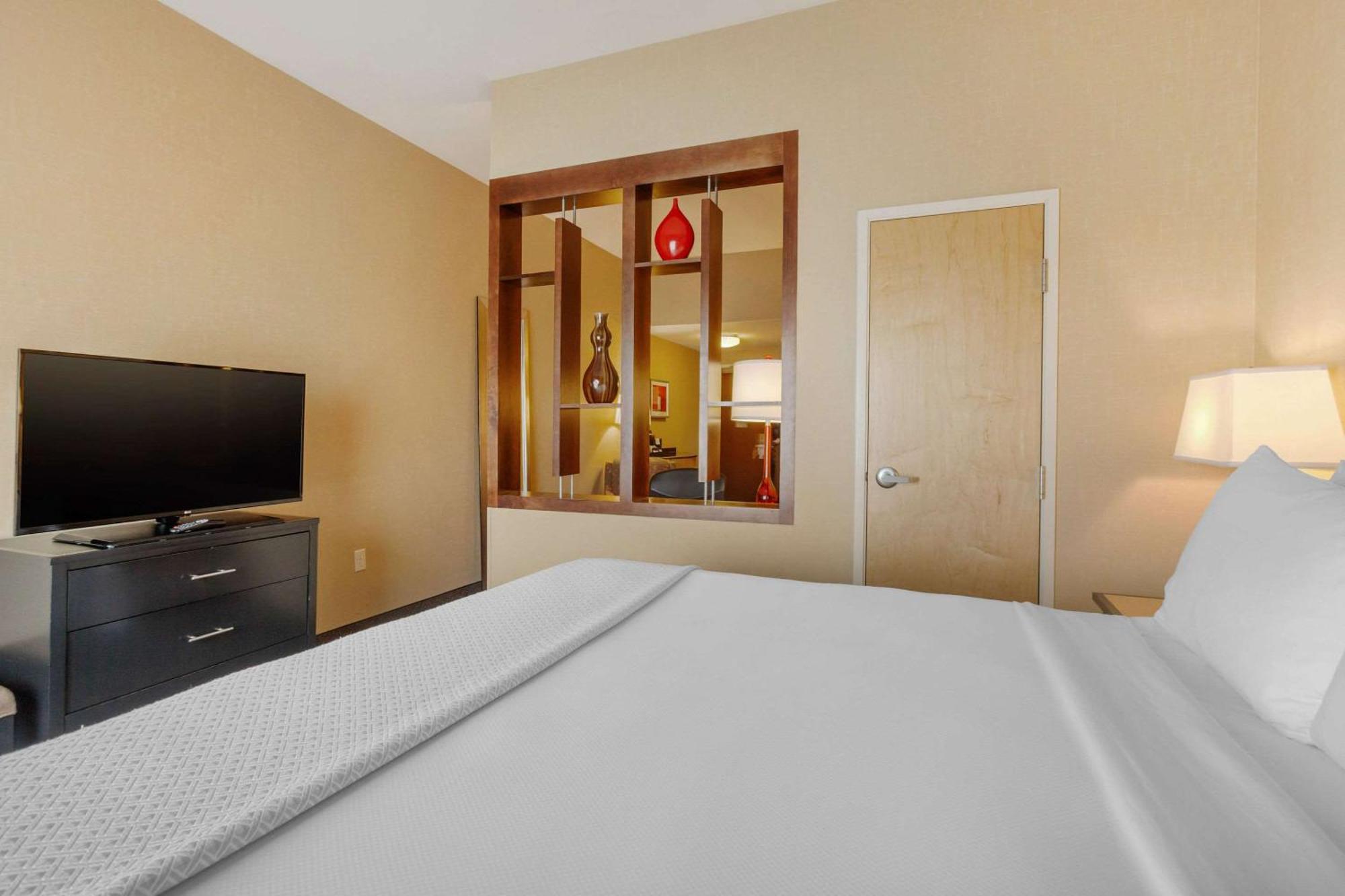 Cambria Denver International Airport 3*