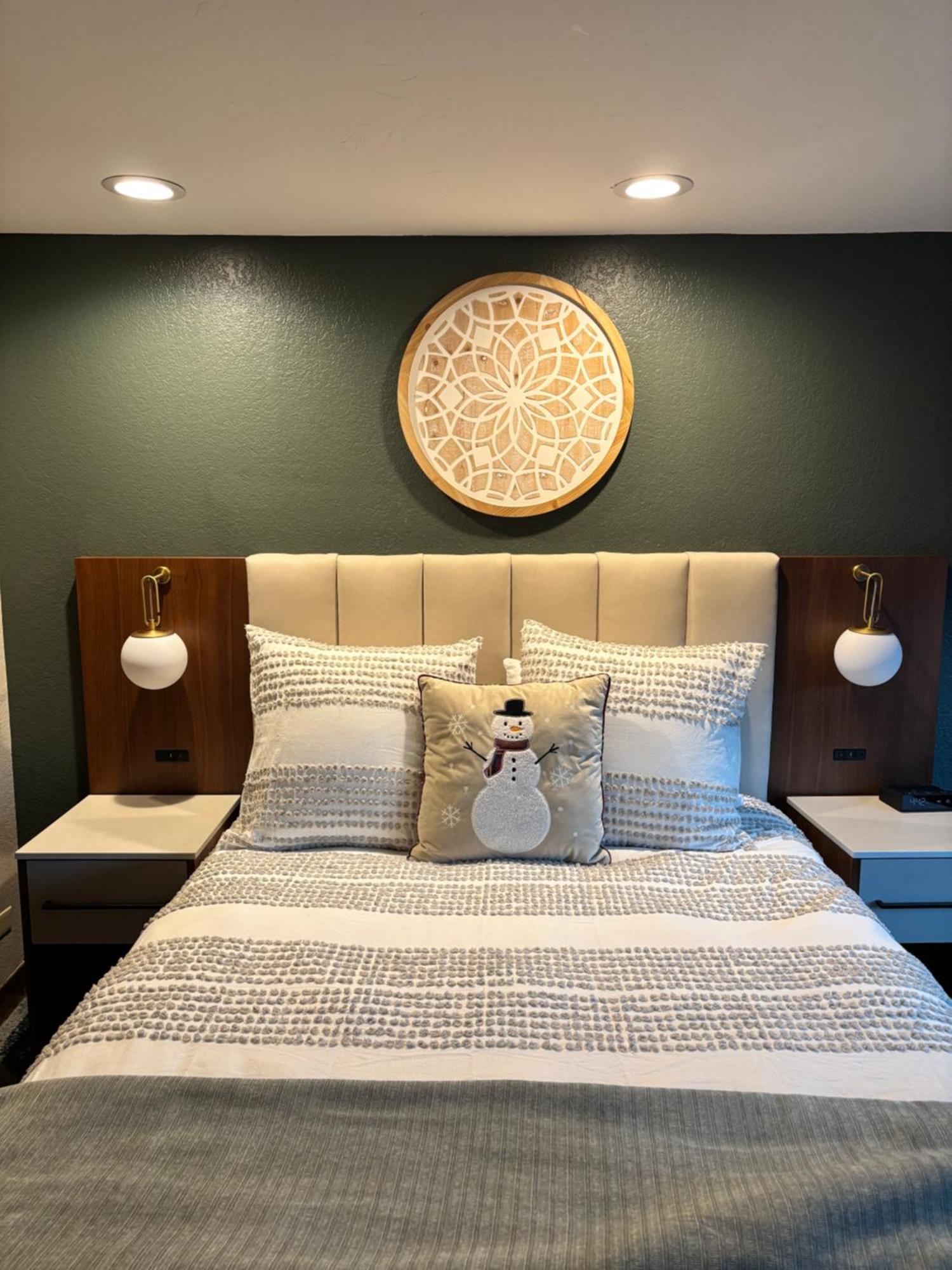New! Marriott Slope View & Summer Luxury Sleeps 4 Full Kitchen, Amenities & Paid Parking