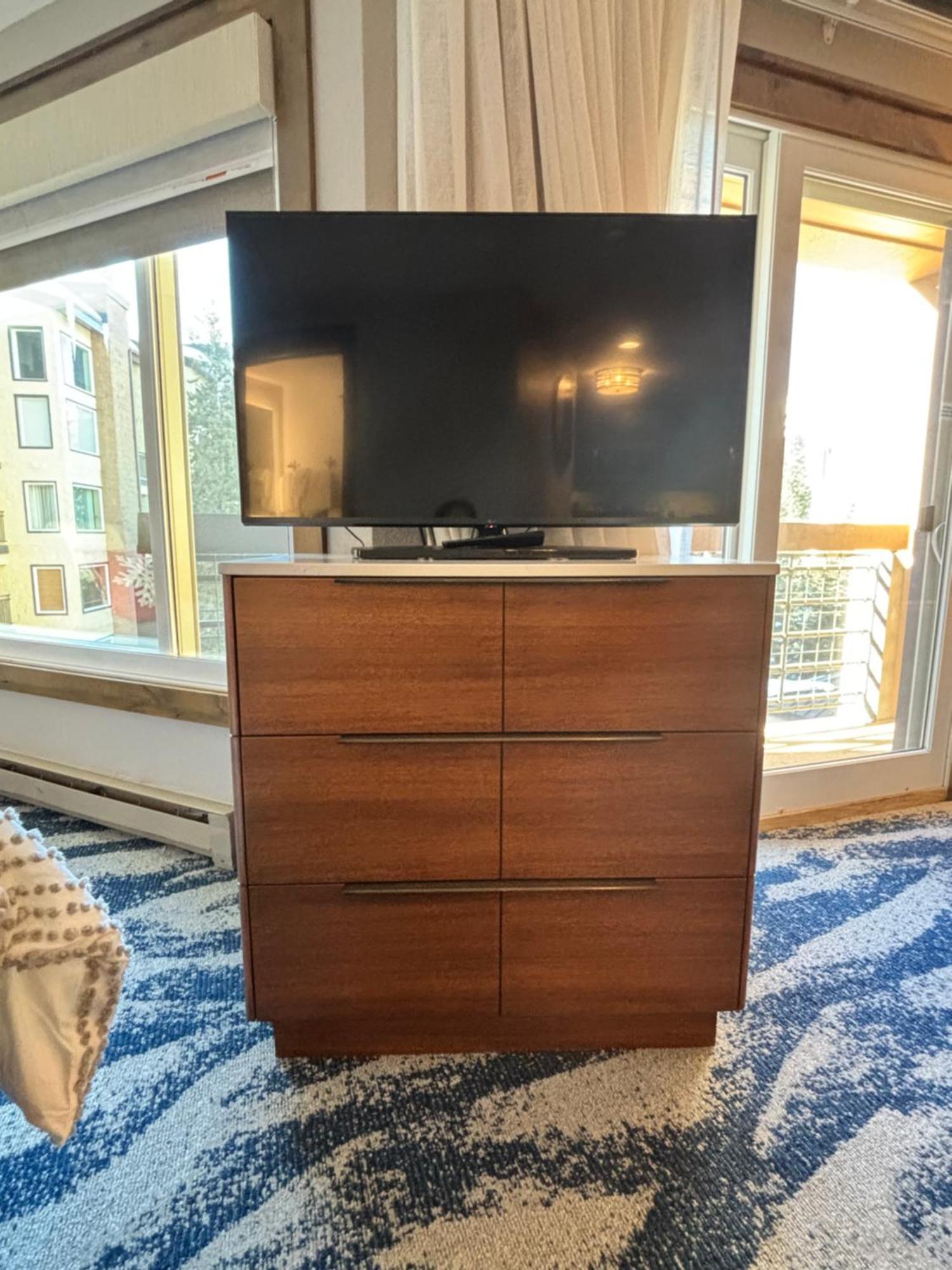 New! Marriott Slope View & Summer Luxury Sleeps 4 Full Kitchen, Amenities & Paid Parking Breckenridge