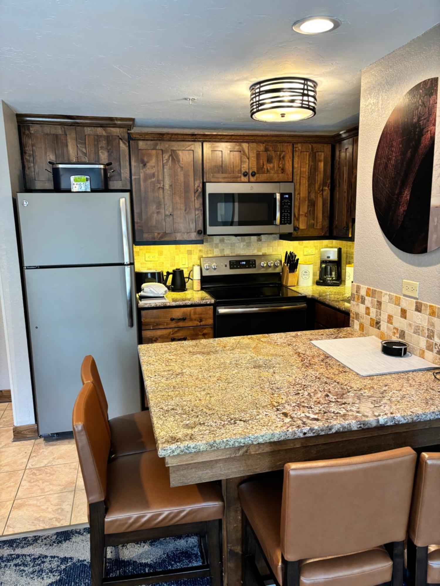 Aparthotel New! Marriott Slope View & Summer Luxury Sleeps 4 Full Kitchen, Amenities & Paid Parking *