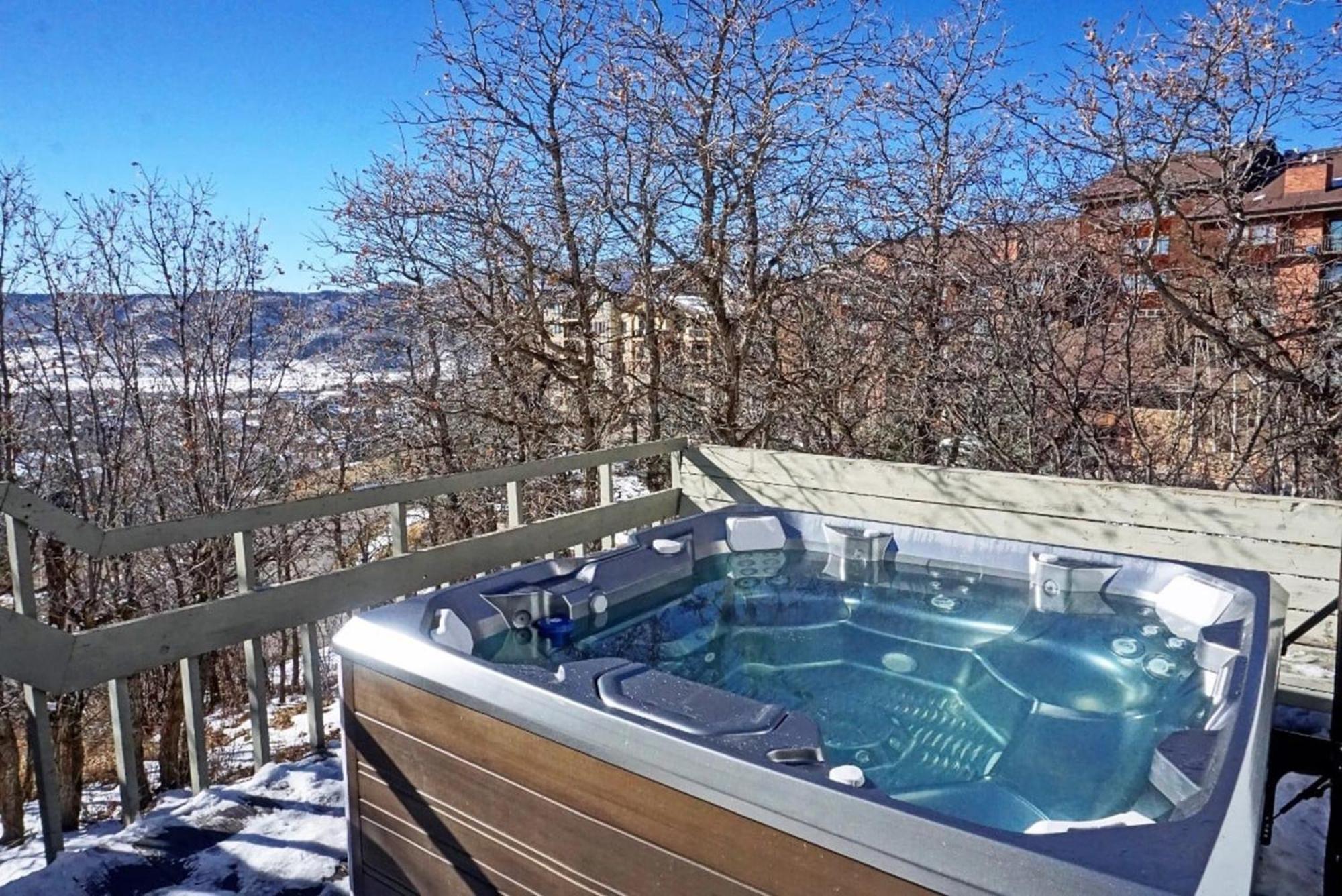Private Hot Tub With Mountain Views, Pet Friendly, Quick Walk To Area Base Steamboat Springs