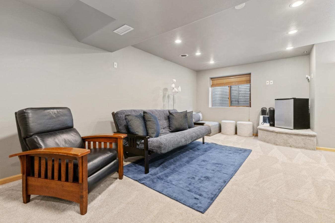 Perfectly Located 3 Bed 3.5 Bath Beautiful Townhome Edwards