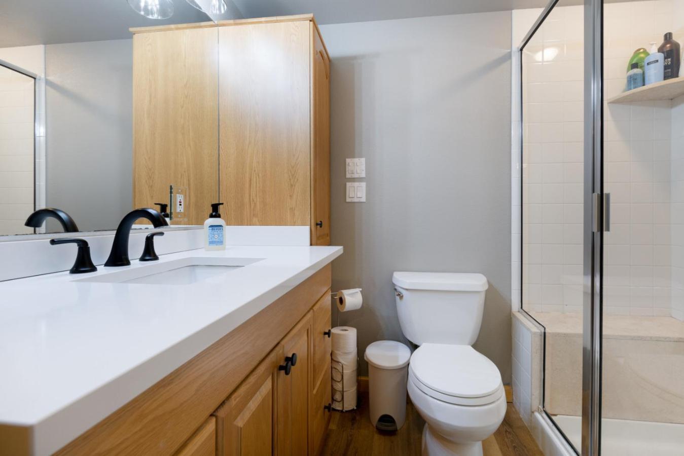 Perfectly Located 3 Bed 3.5 Bath Beautiful Townhome Holiday home *