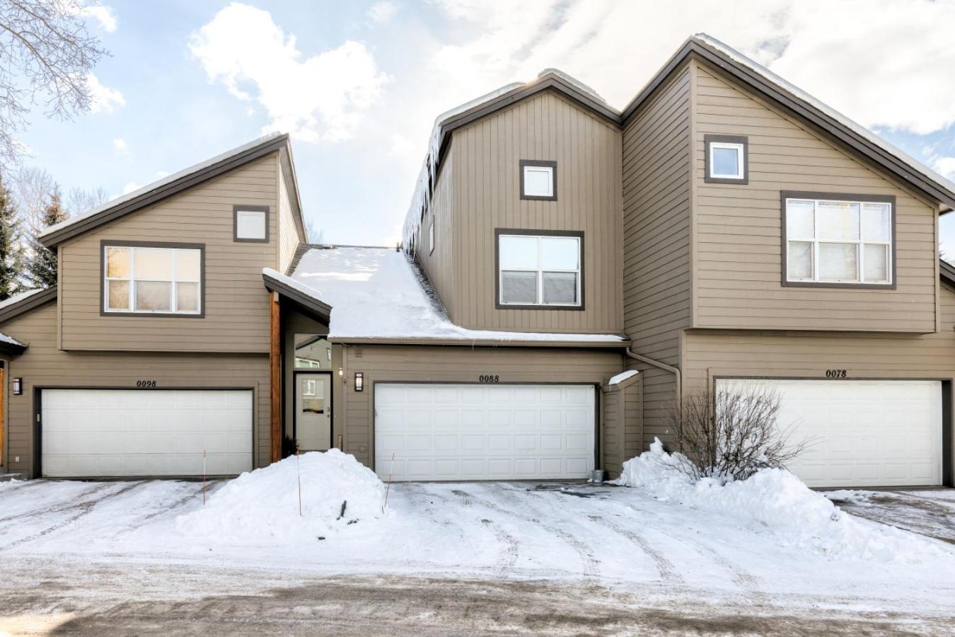 Perfectly Located 3 Bed 3.5 Bath Beautiful Townhome * Edwards