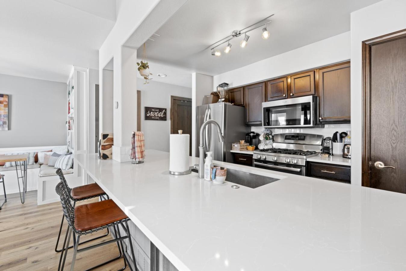 Perfectly Located 3 Bed 3.5 Bath Beautiful Townhome Holiday home
