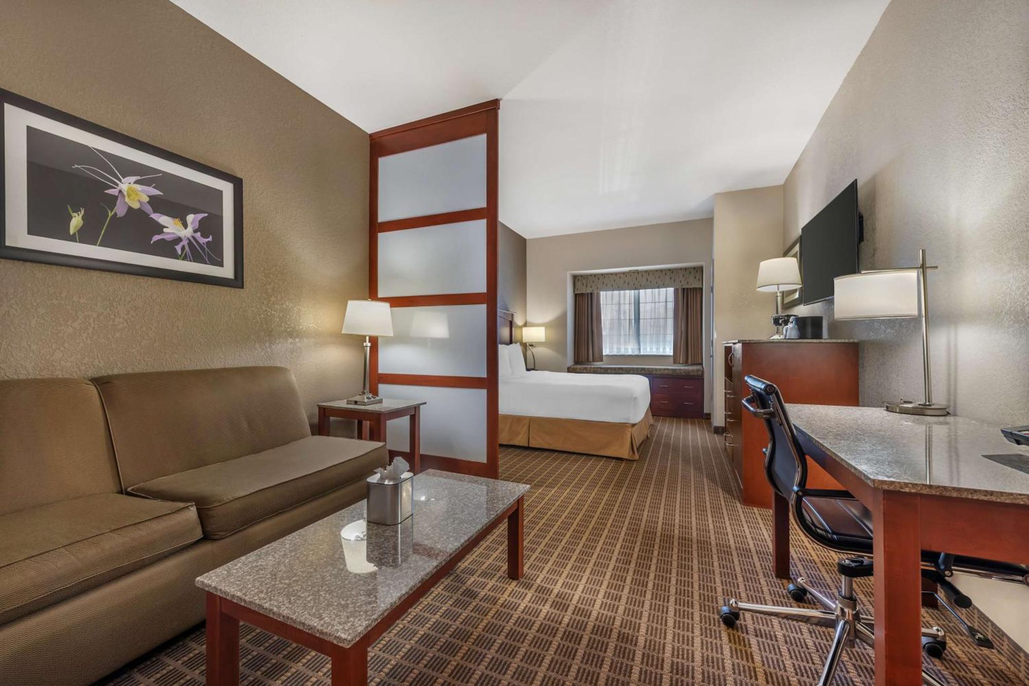 Western Peak Vista & Hotel Colorado Springs