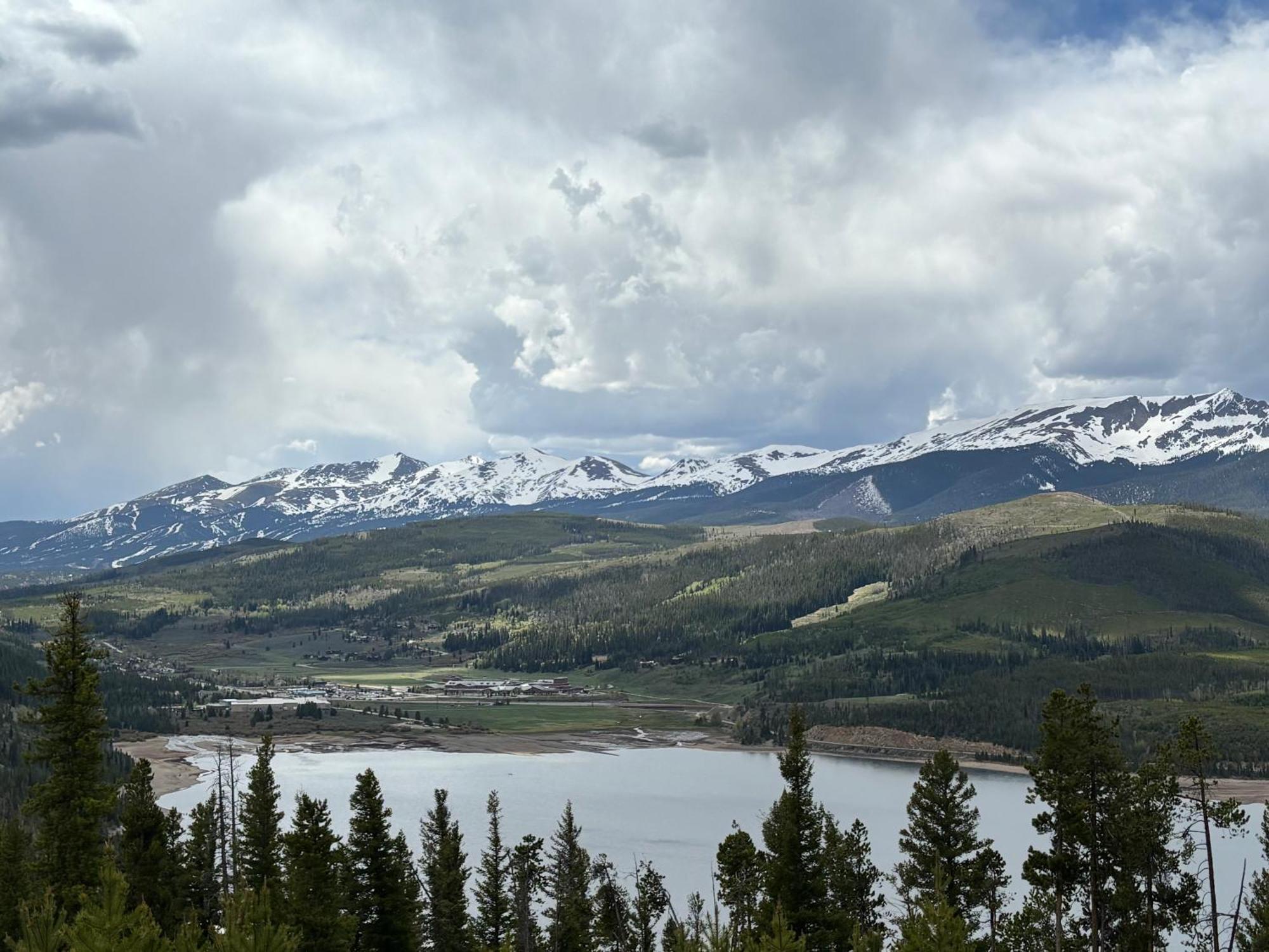 New! Marriott Slope View & Summer Luxury Sleeps 4 Full Kitchen, Amenities & Paid Parking * Breckenridge