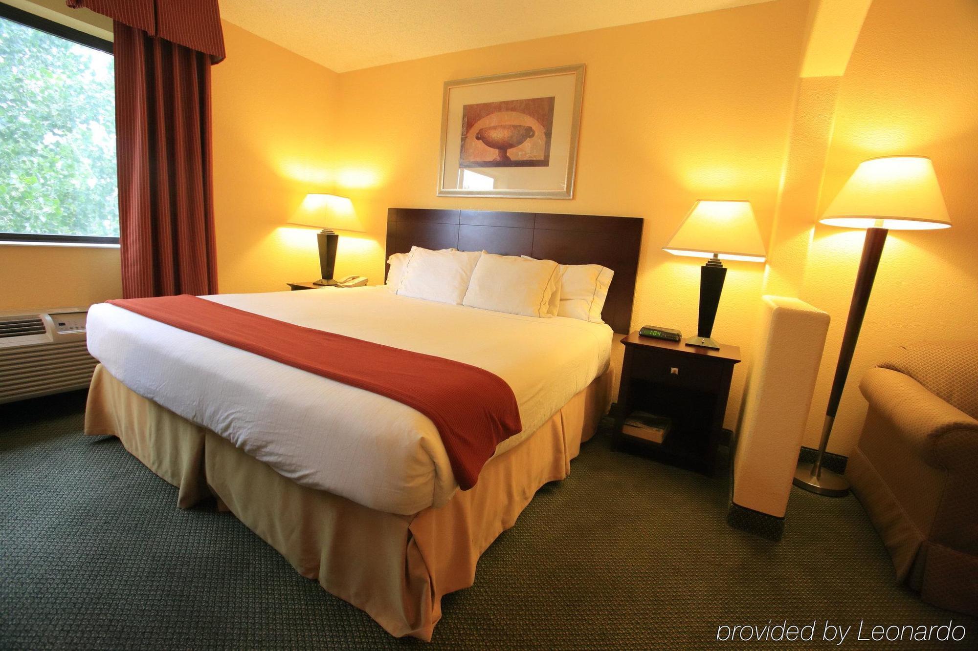 Hotel Holiday Express & North By Ihg 2*