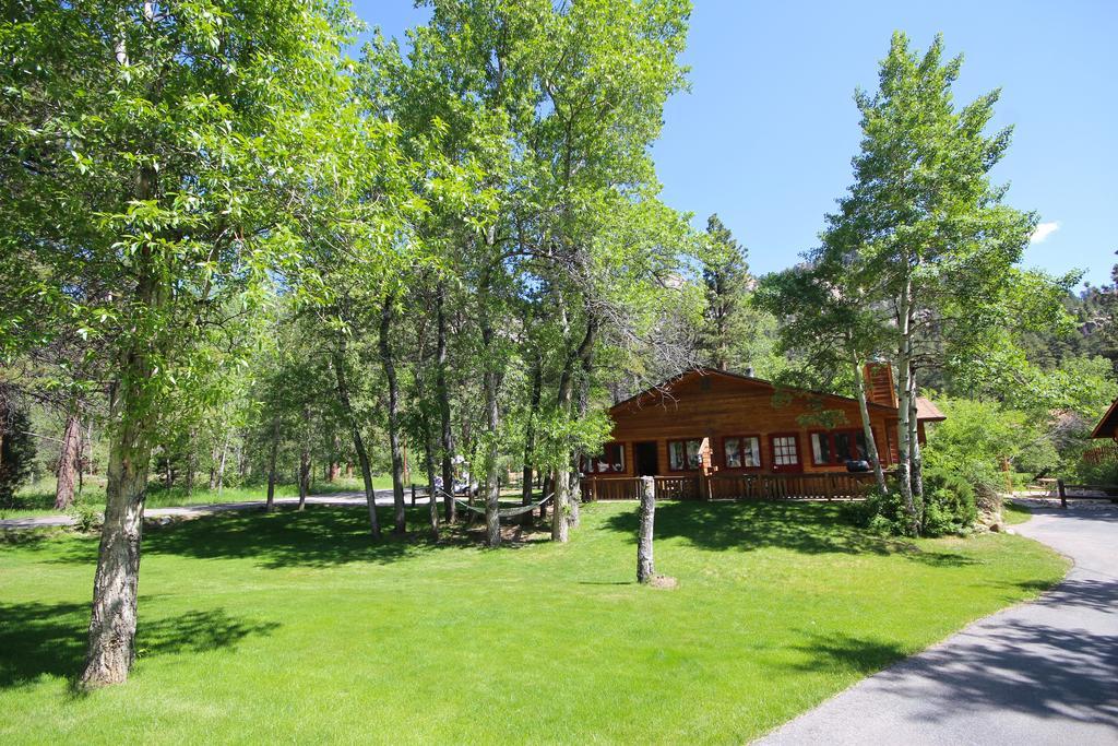 Streamside On Fall River Hotel