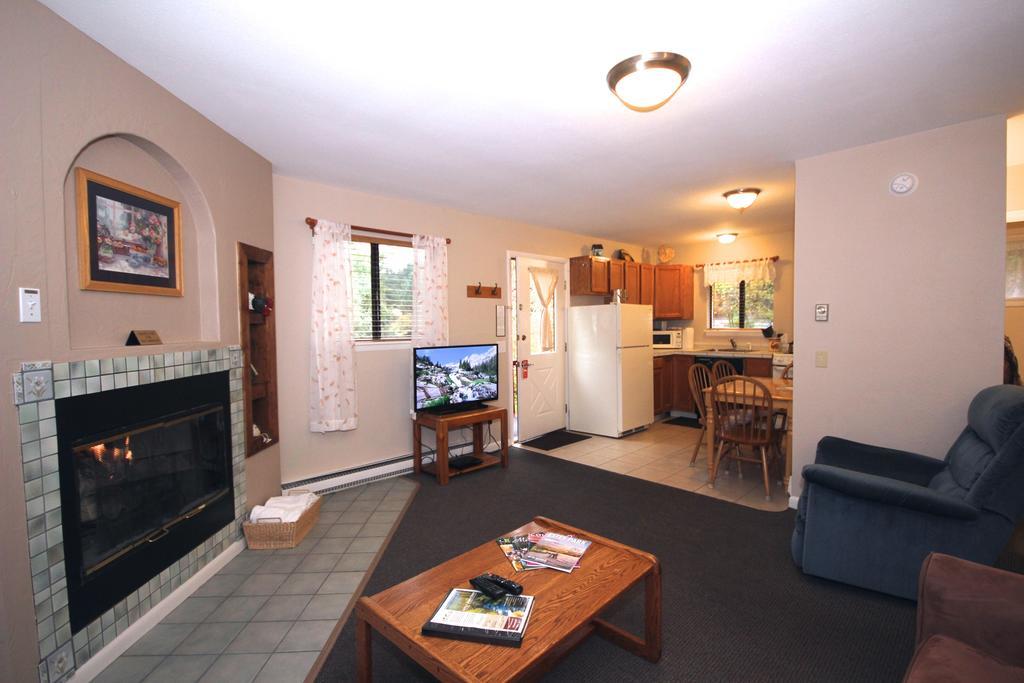 Streamside On Fall River Hotel