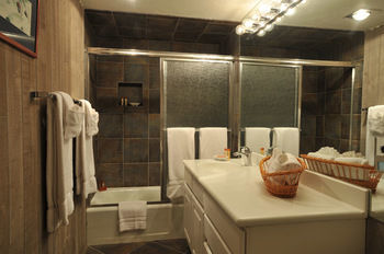 Hotel Chateau Eau Claire & Roaring Fork By Frias