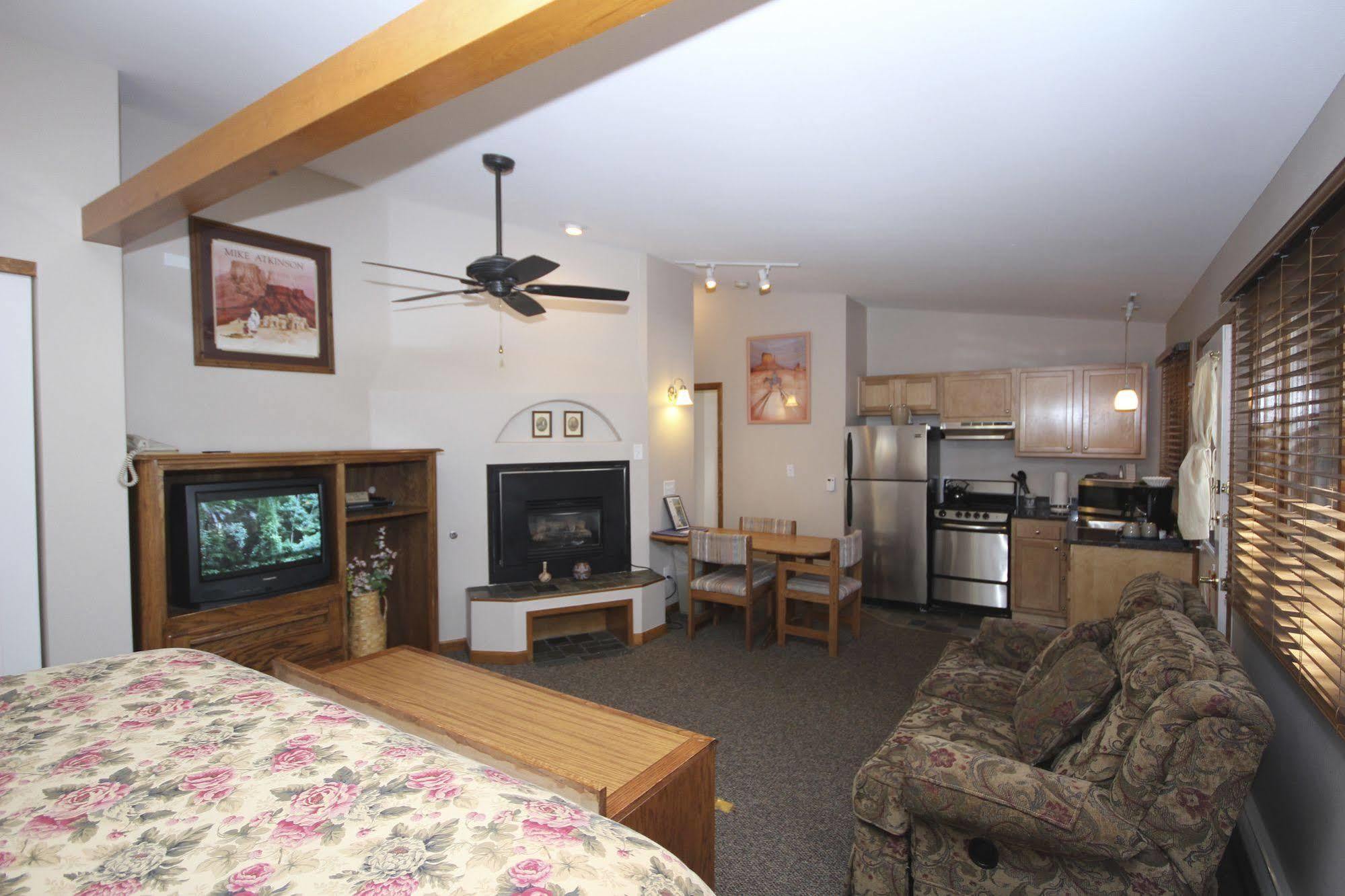 Streamside On Fall River Estes Park