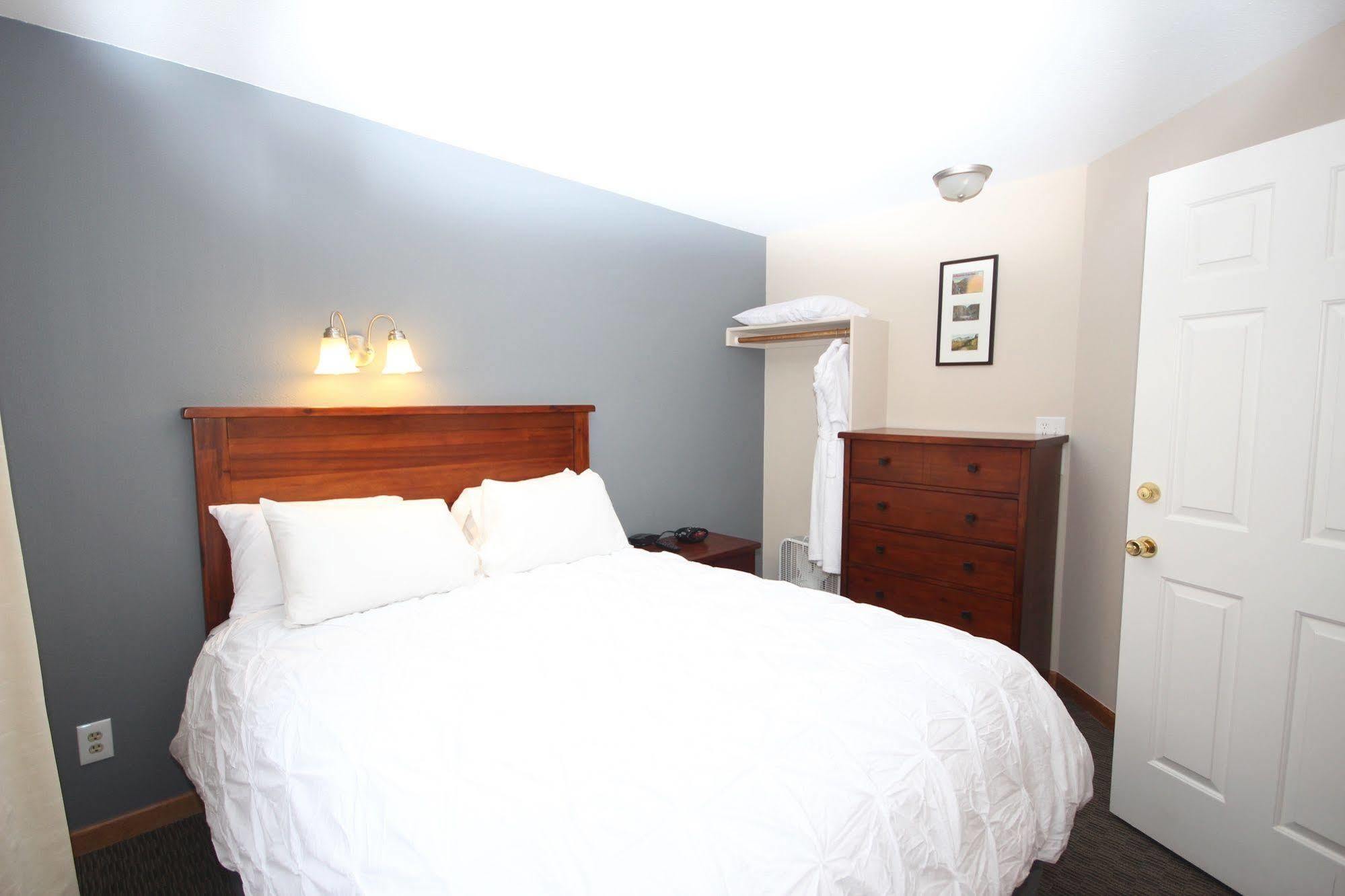 Streamside On Fall River Hotel
