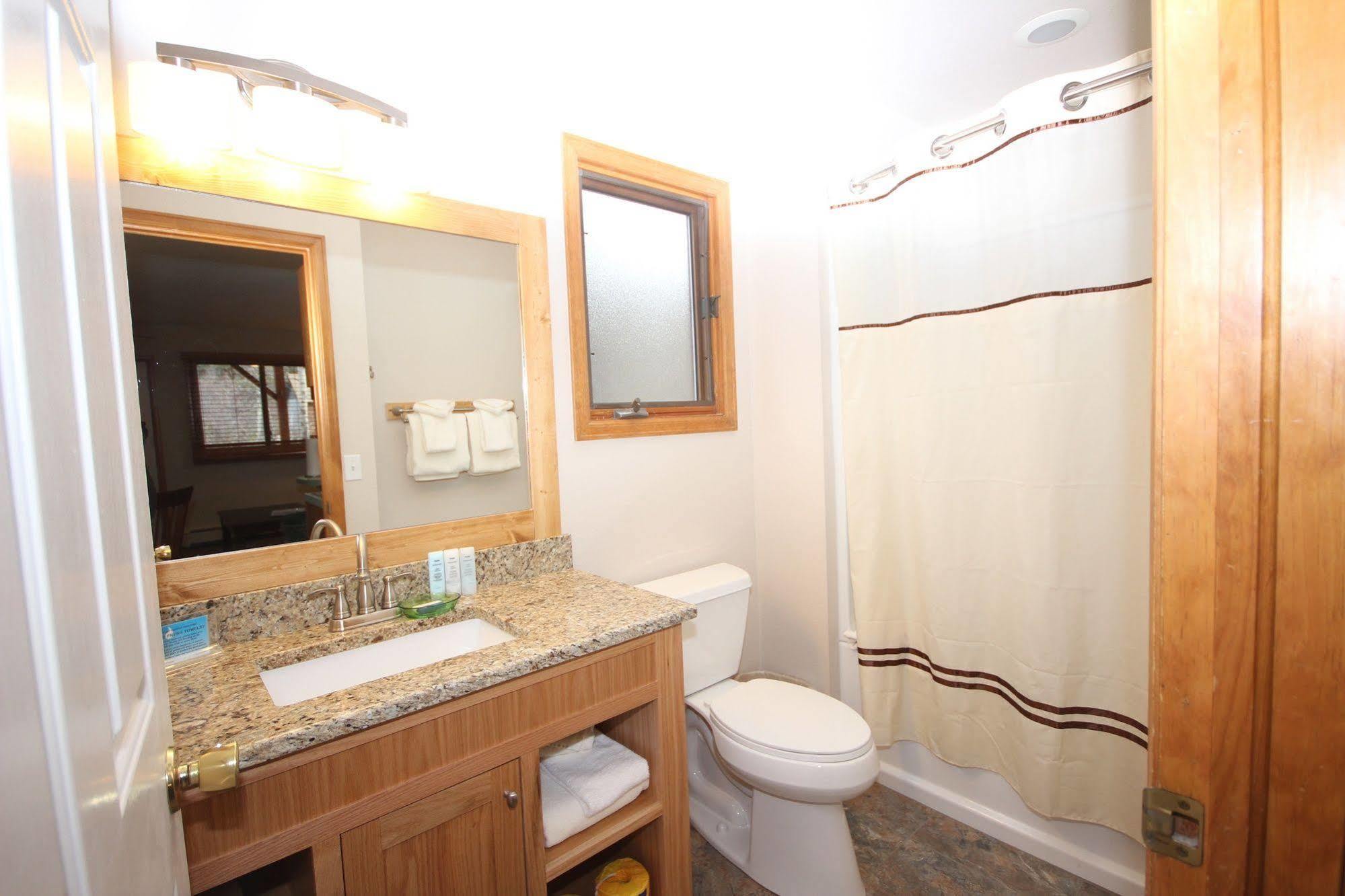 Streamside On Fall River Hotel