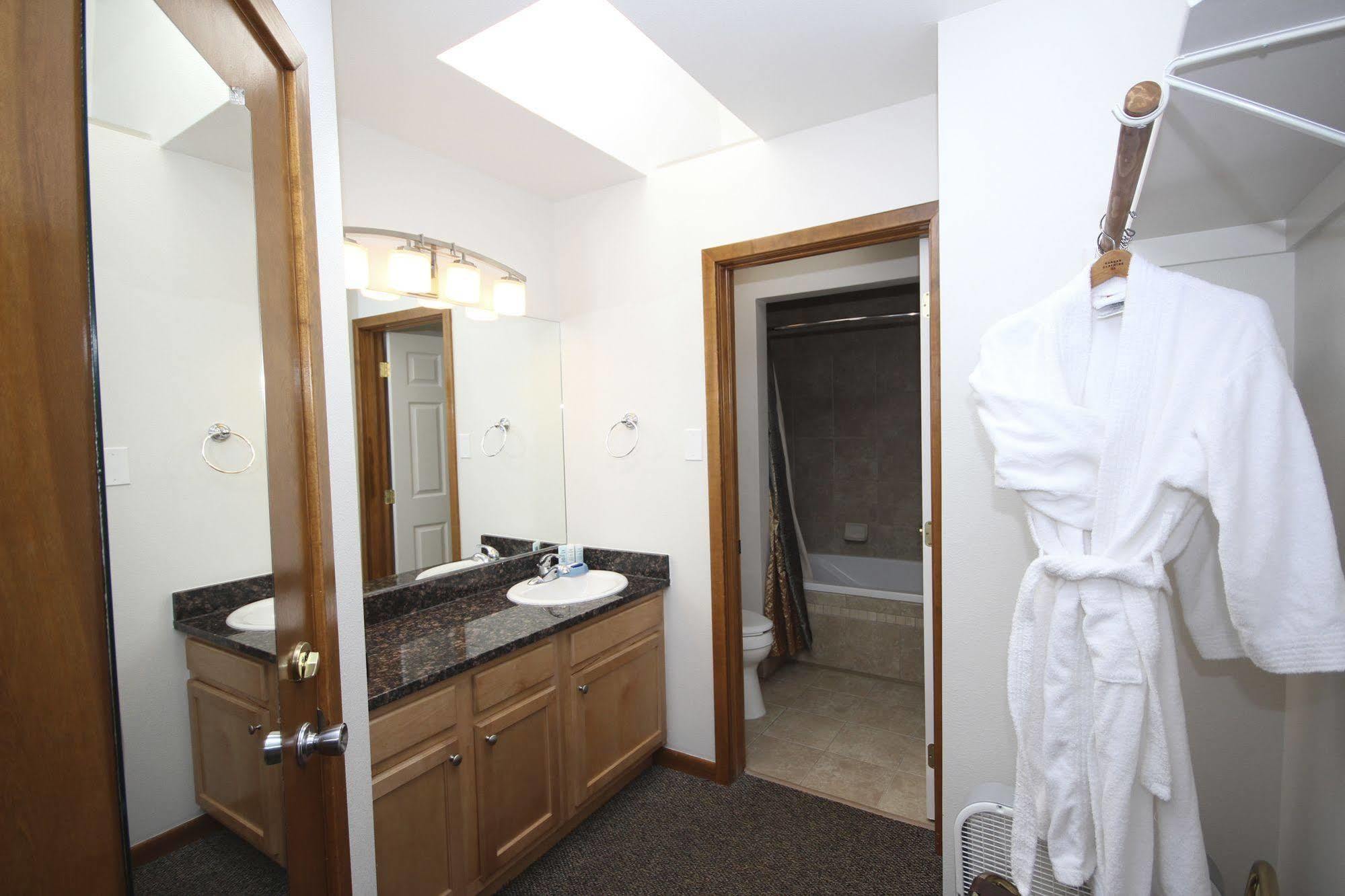 Streamside On Fall River 3*