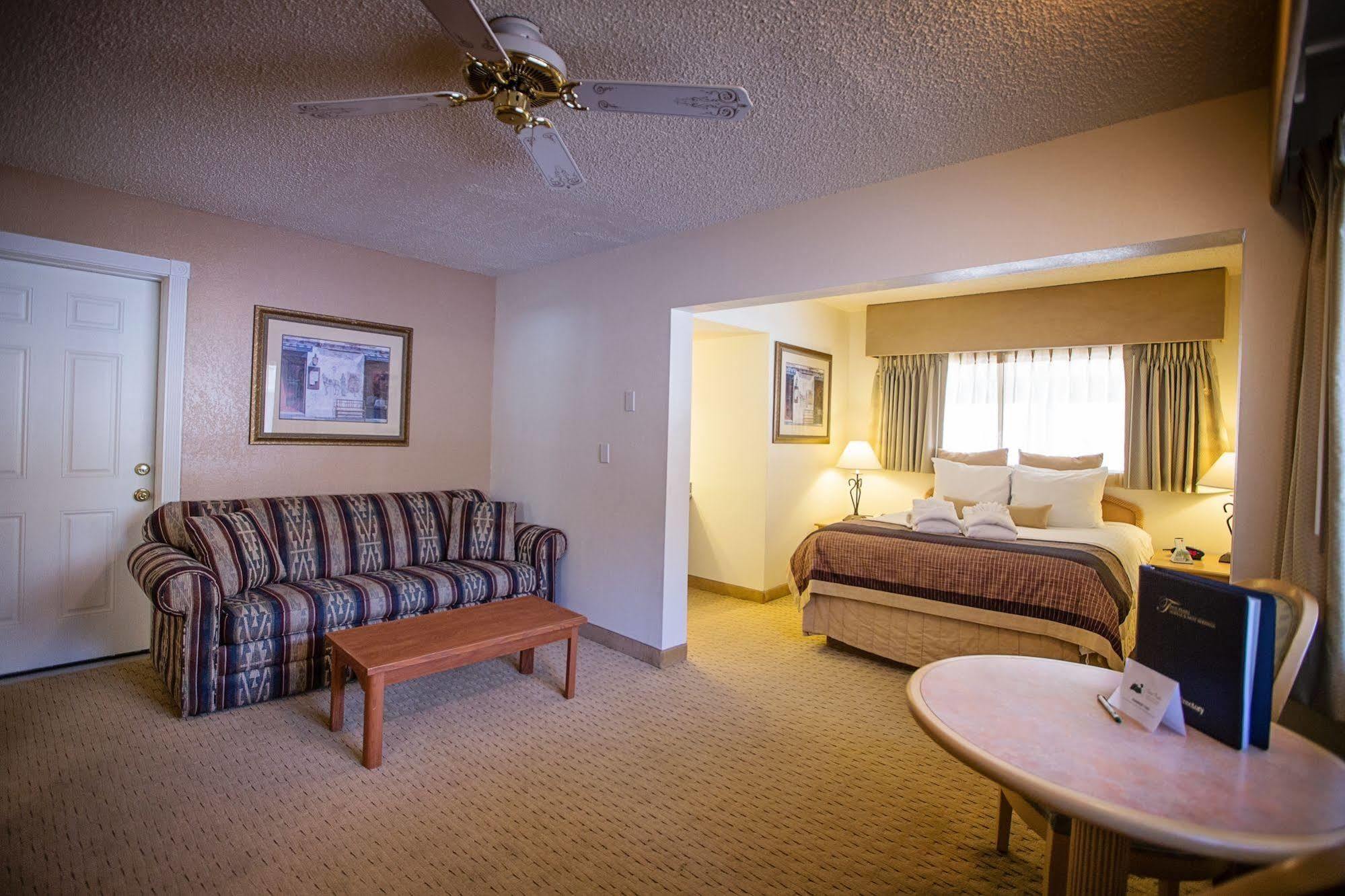 Twin Peaks & Hot Springs 3*