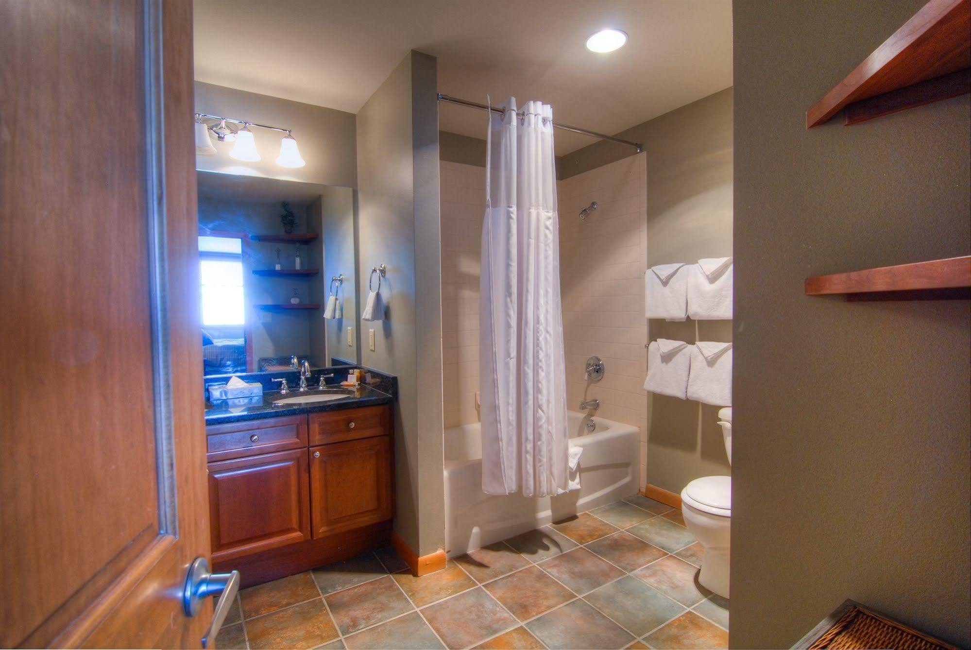 Zephyr Mountain Lodge *