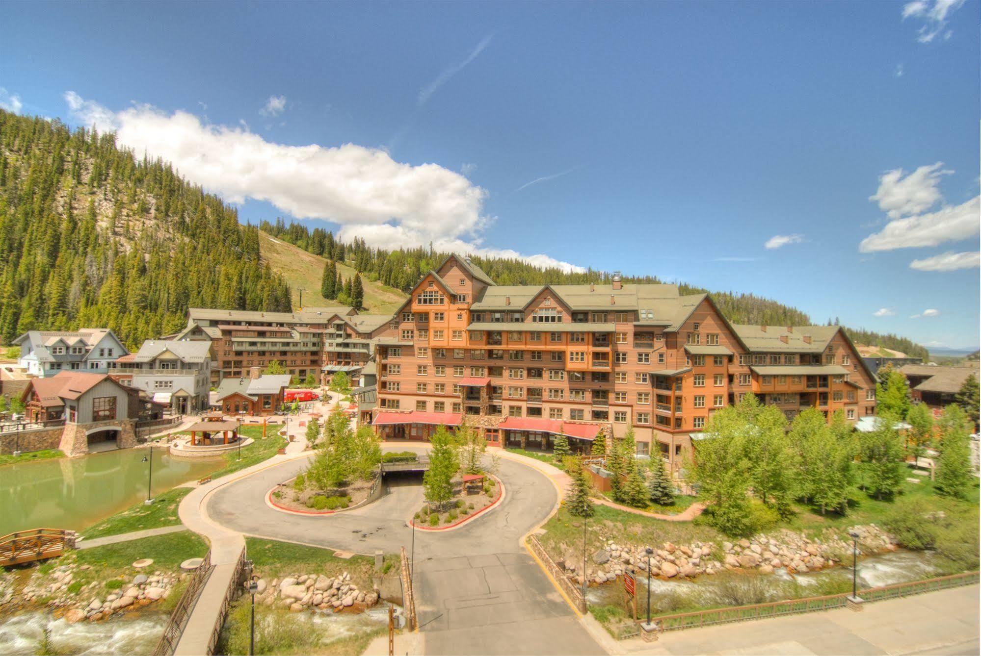 Lodge Zephyr Mountain