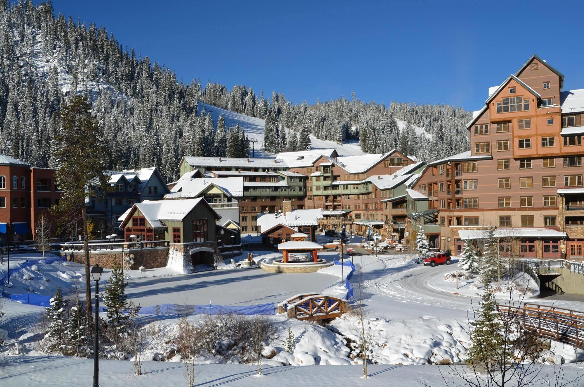 Zephyr Mountain Lodge *