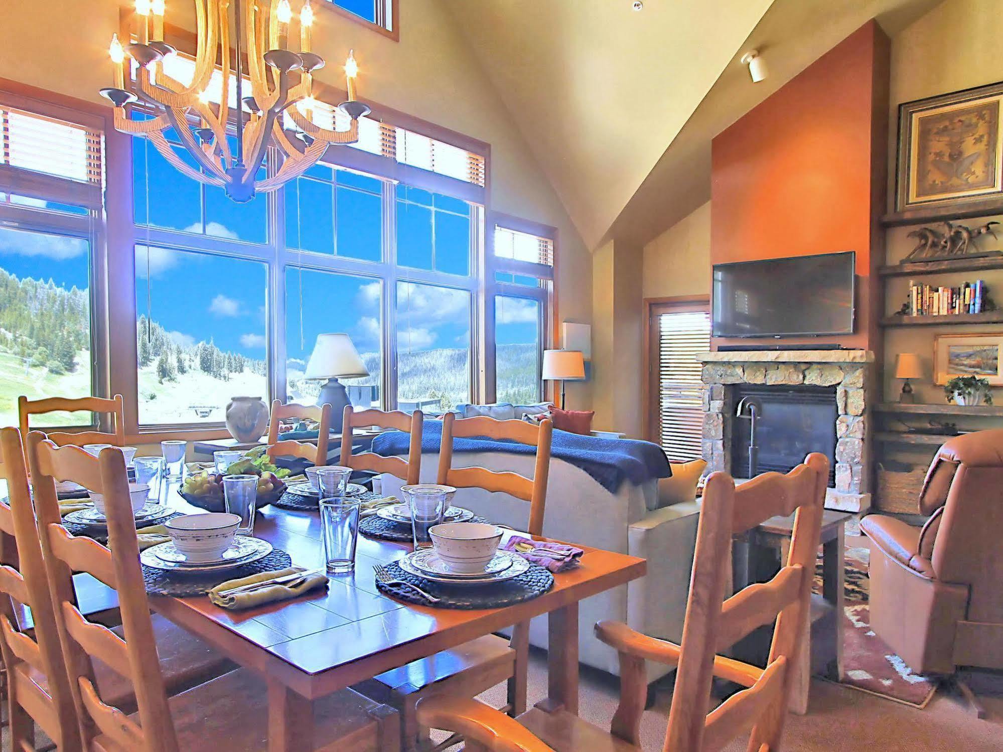 Lodge Zephyr Mountain