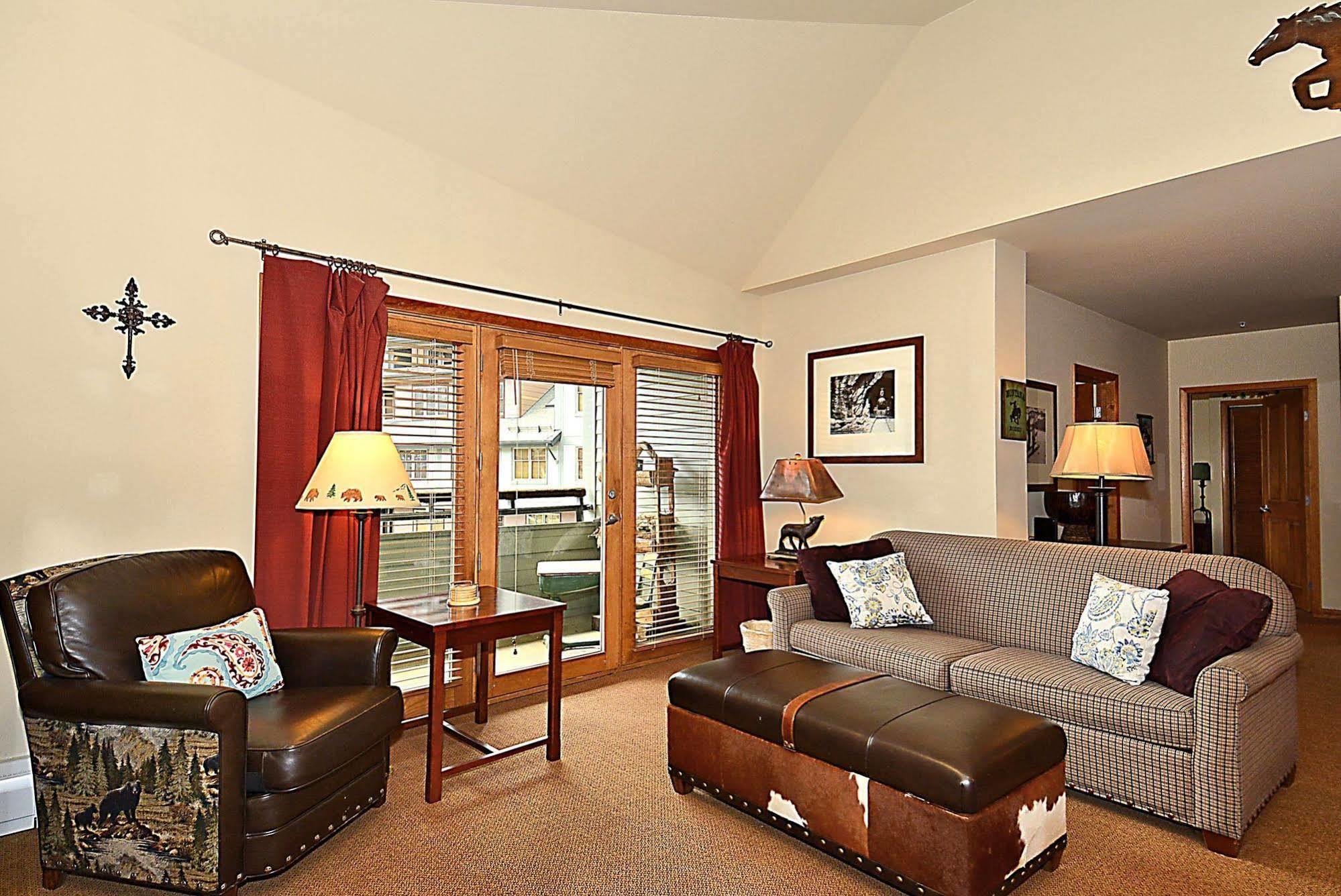 Zephyr Mountain Lodge *
