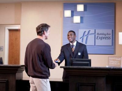 Hotel Holiday Express & By Ihg 3*